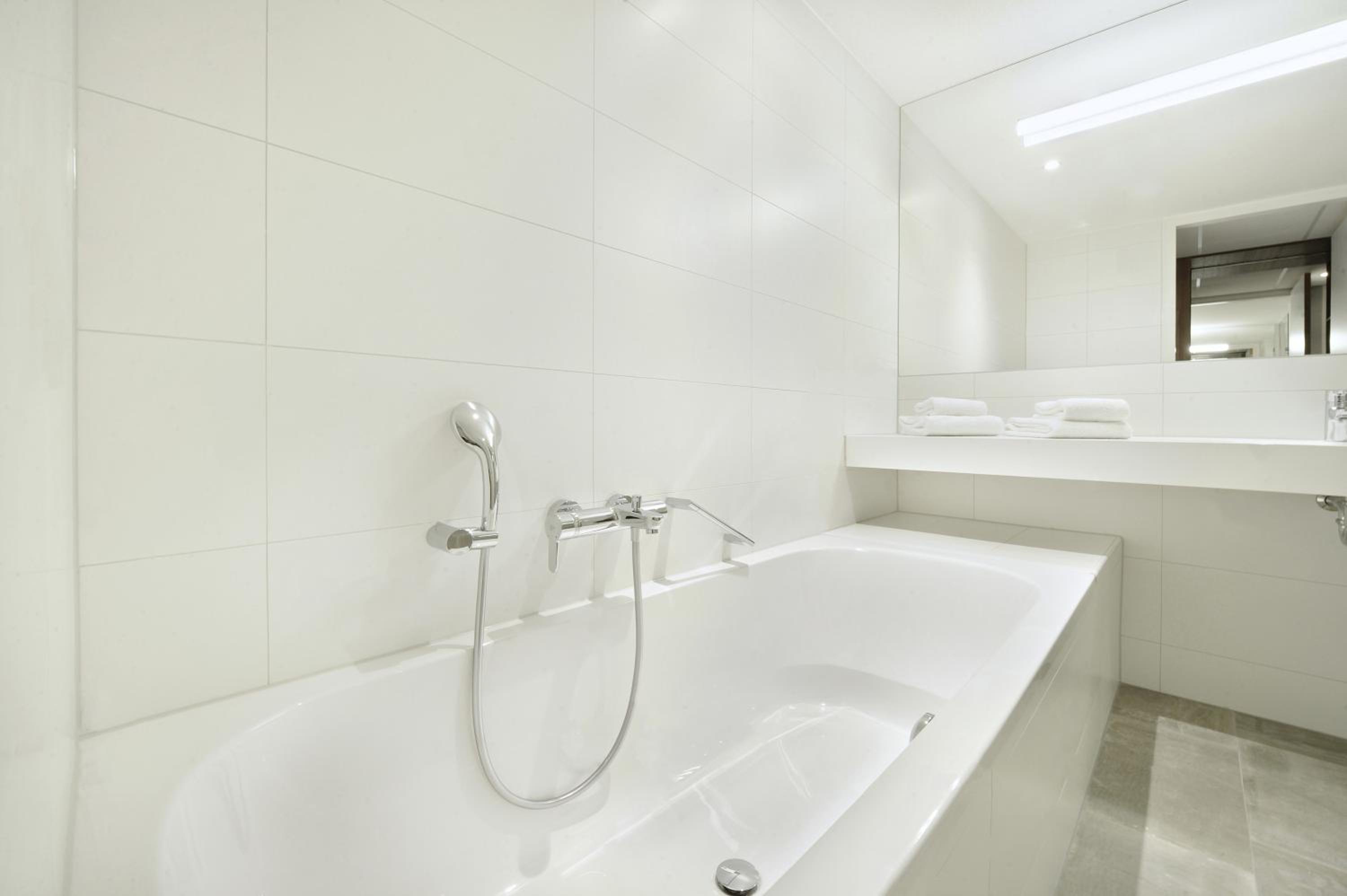 Deluxe Twin Room with Bath photo 3