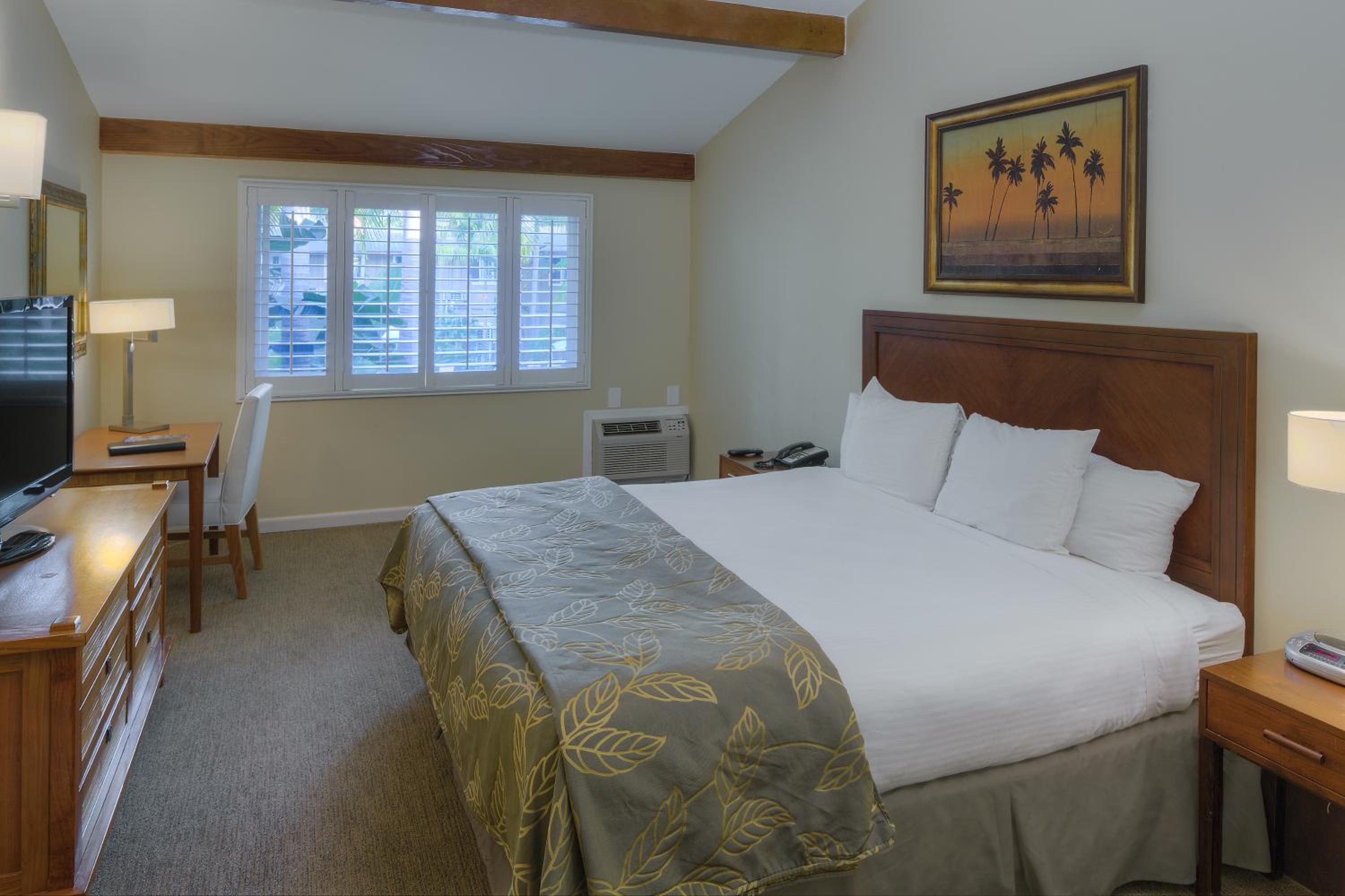 Standard Room, 1 King Bed, Marina View - Photo 3