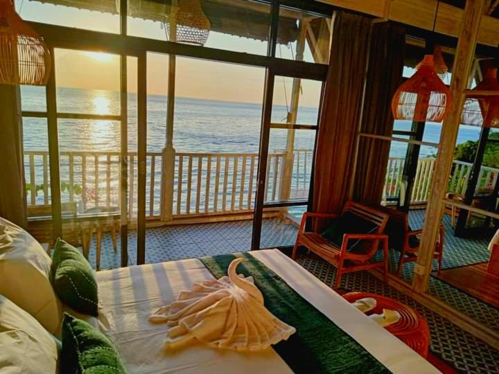 Deluxe Double Room with Balcony and Sea View - Photo 11