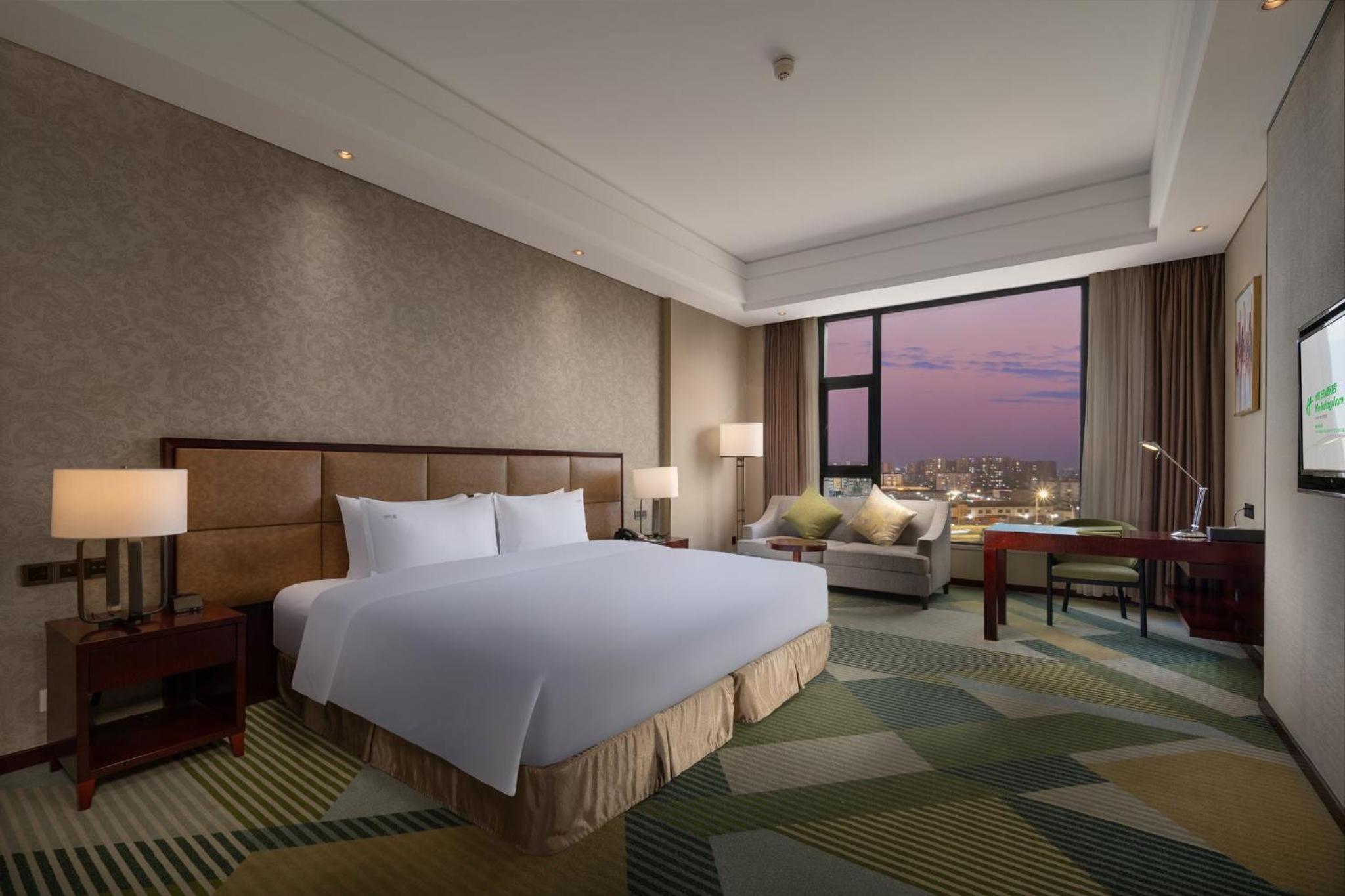 Premium King Room - Photo 4