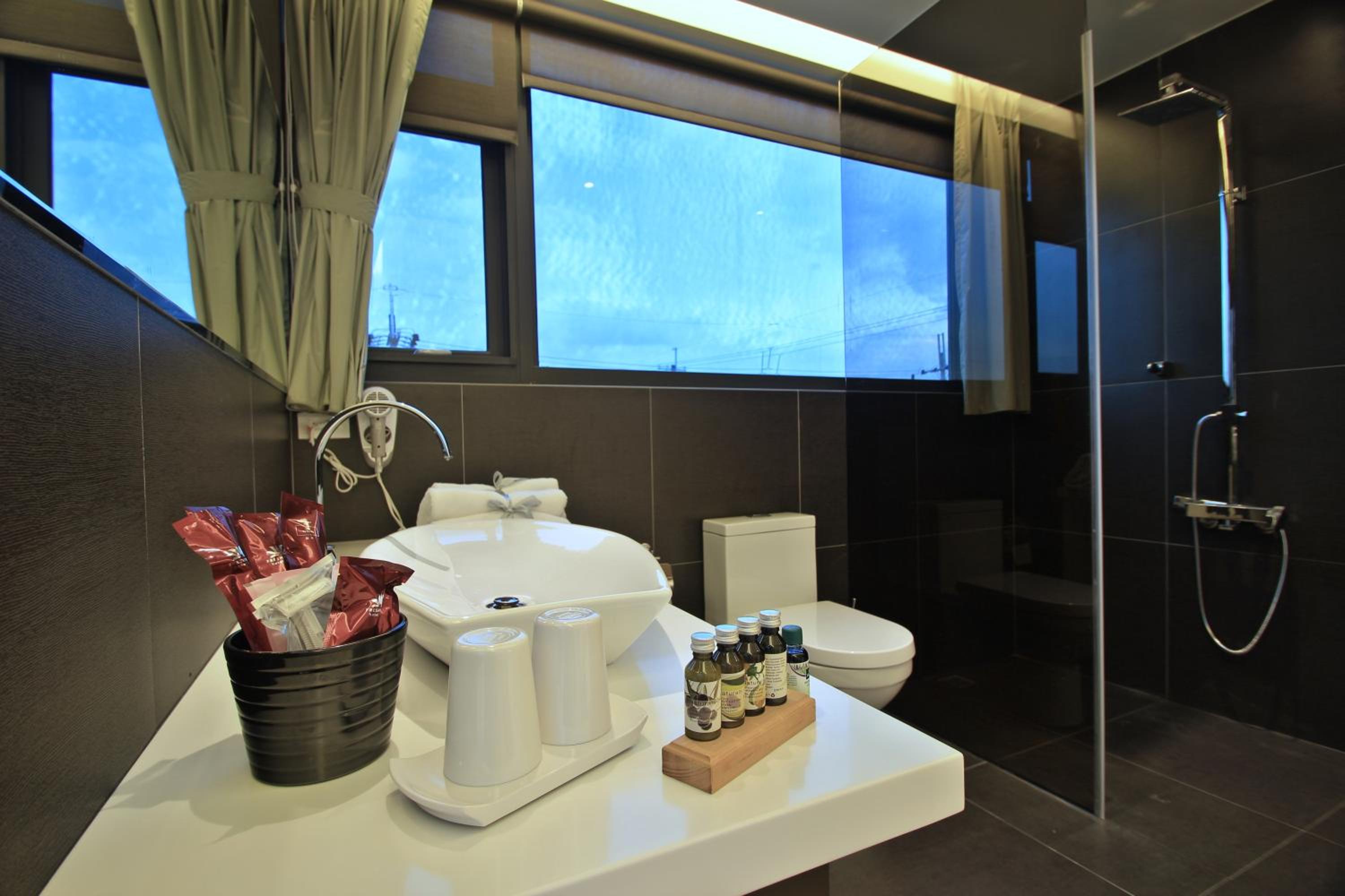 Large Double Room - Photo 9