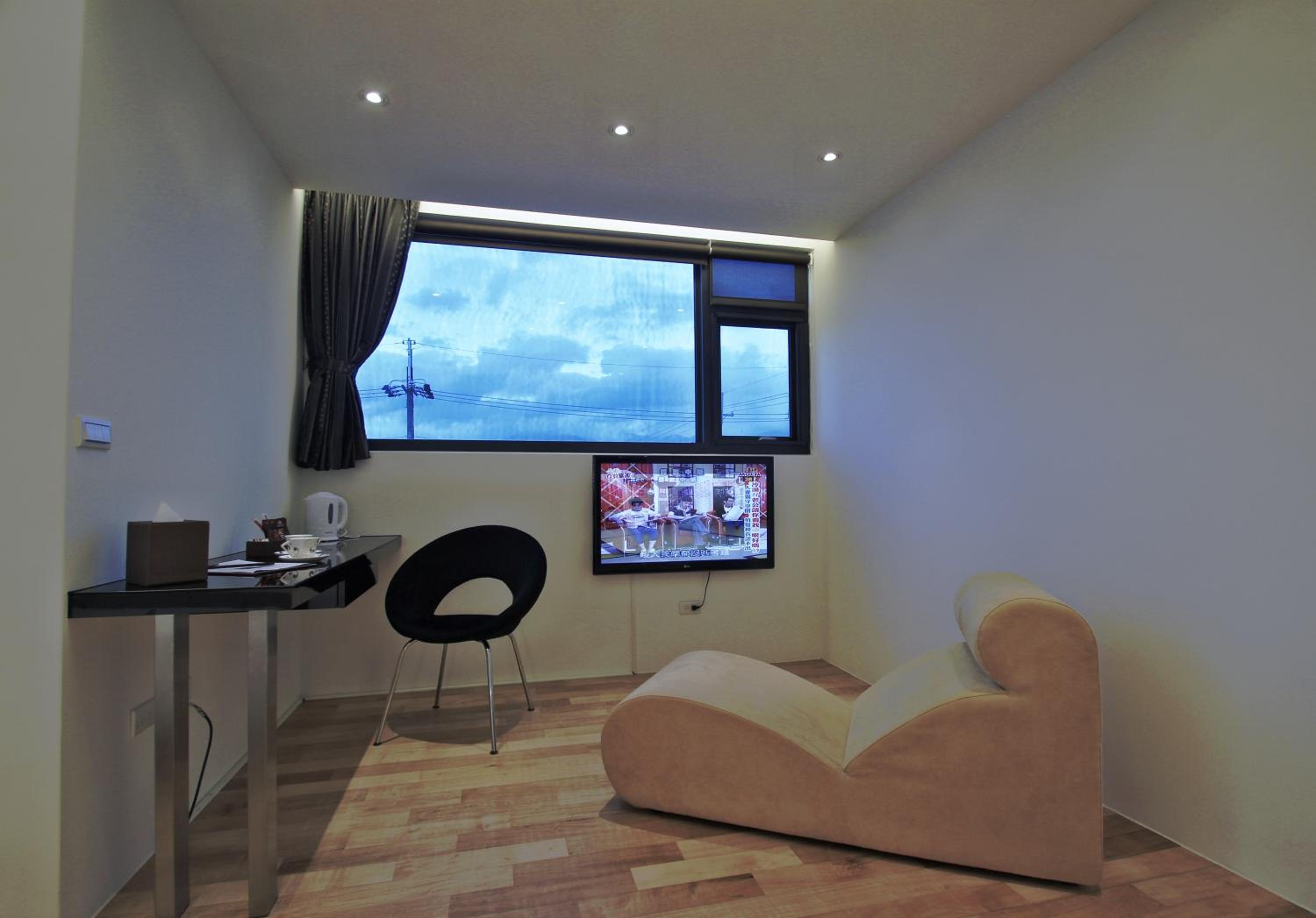 Large Double Room - Photo 7