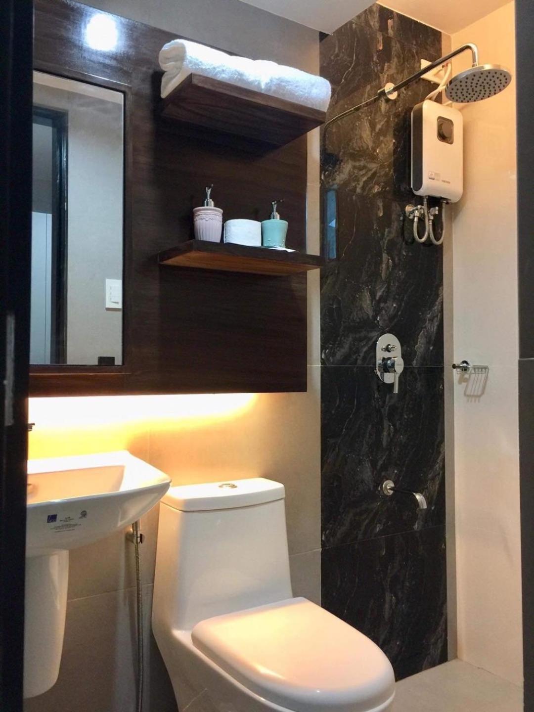 Deluxe Queen Room - Photo 11