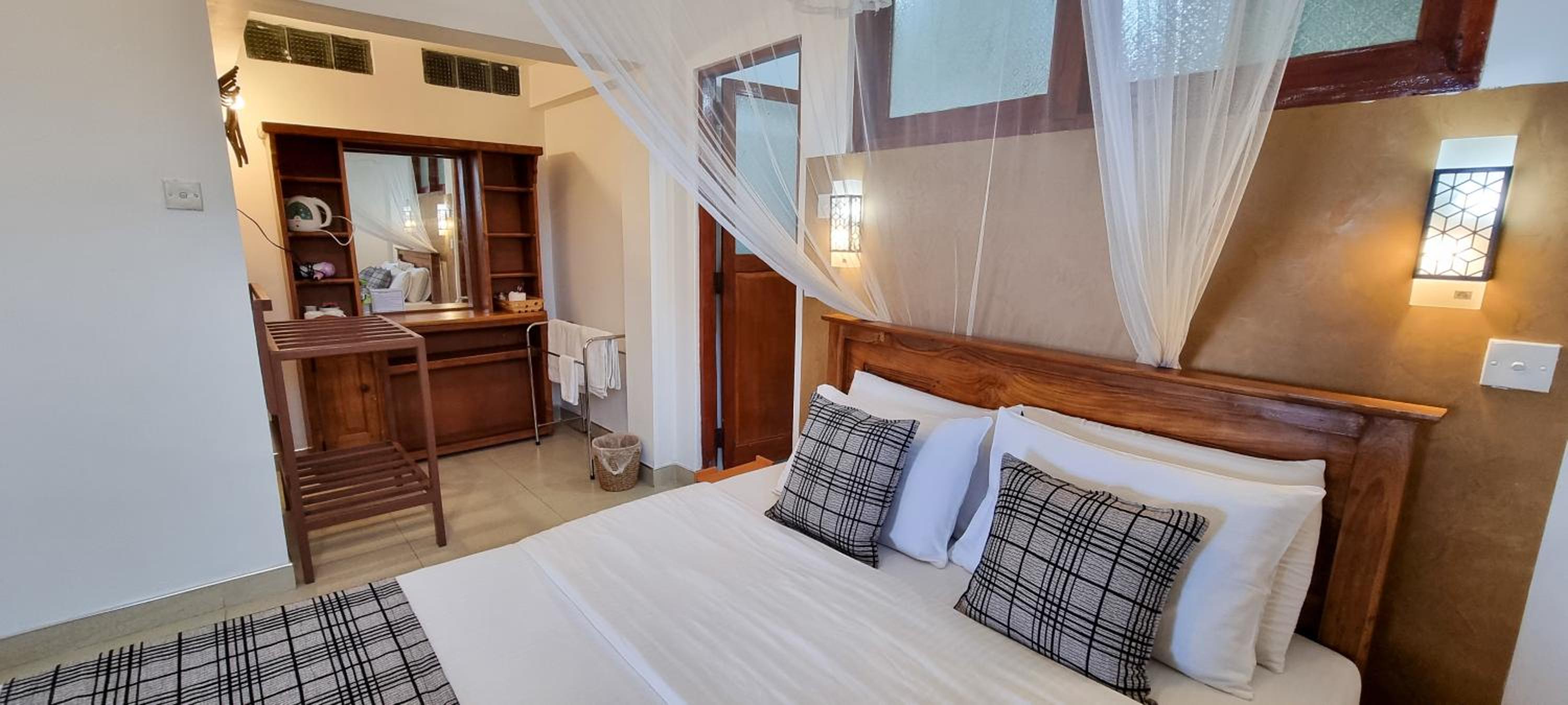 Upstairs double room with shared balcony