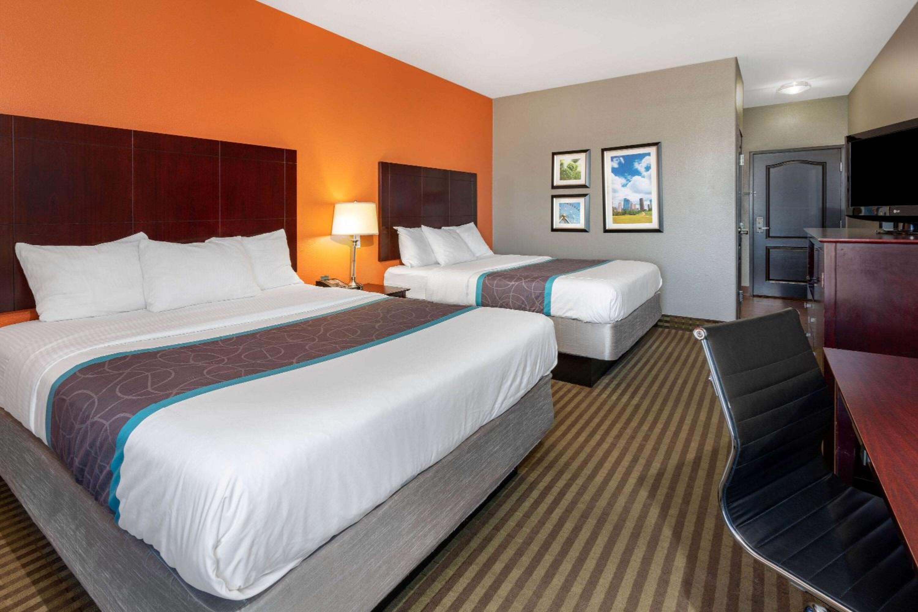 Queen Room with Two Queen Beds and Roll-In Shower - Mobility/Hearing Accessible - Non-Smoking - Photo 2
