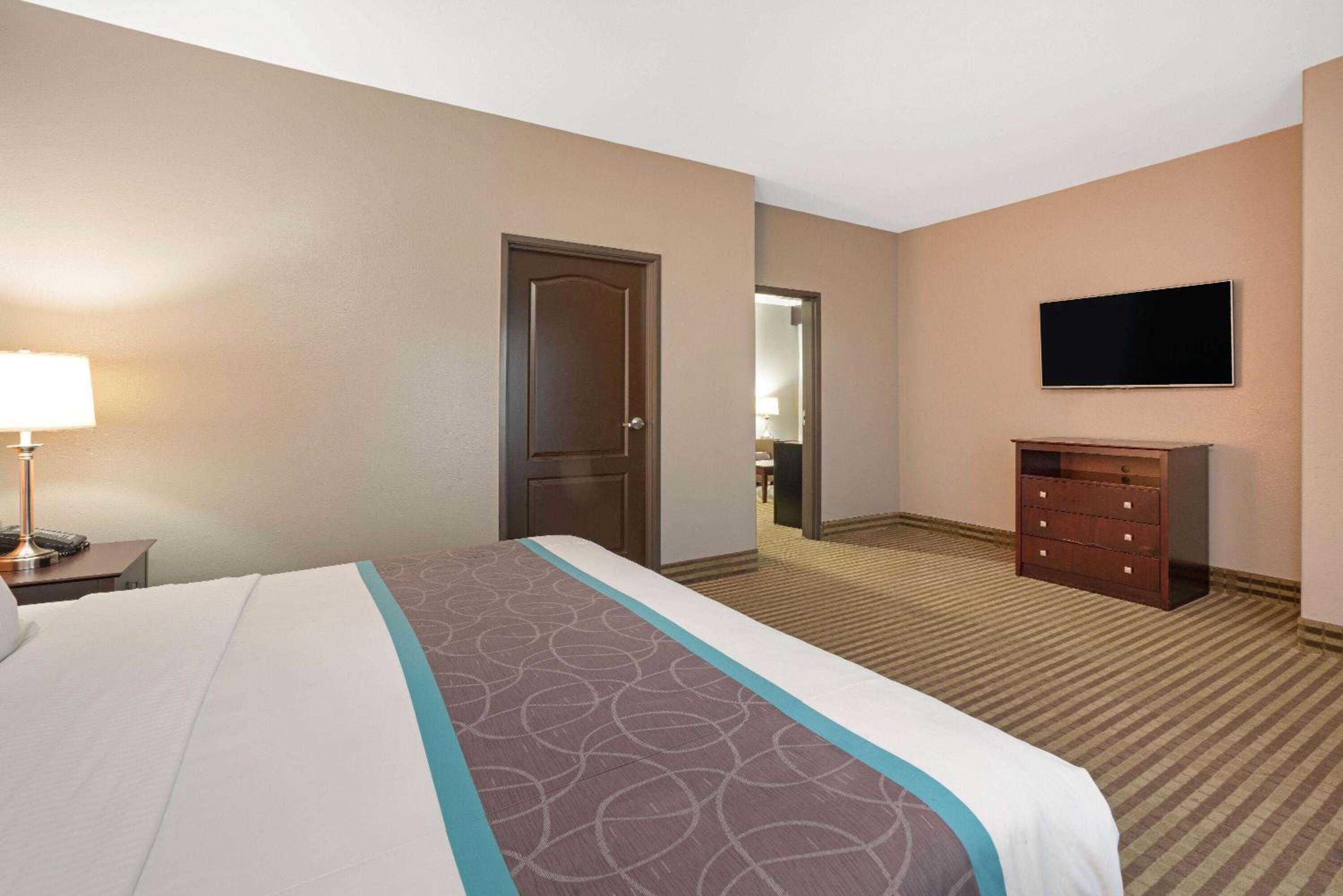 1 King Bed, Mobility/Hearing Access Family Suite, Tub w/ Grab Bars, Non-Smoking - Photo 3