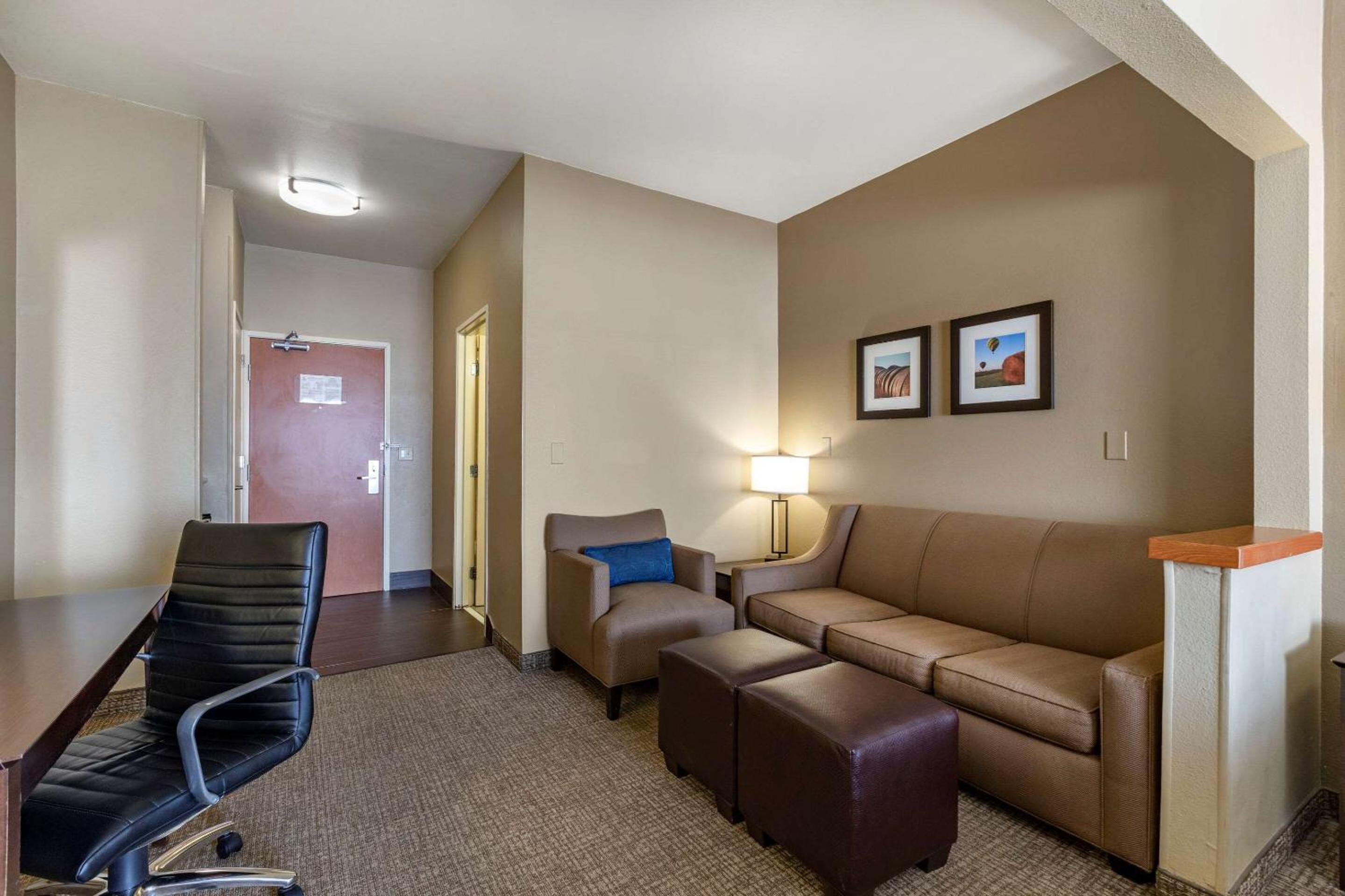 King Suite - Non-Smoking - Photo 5
