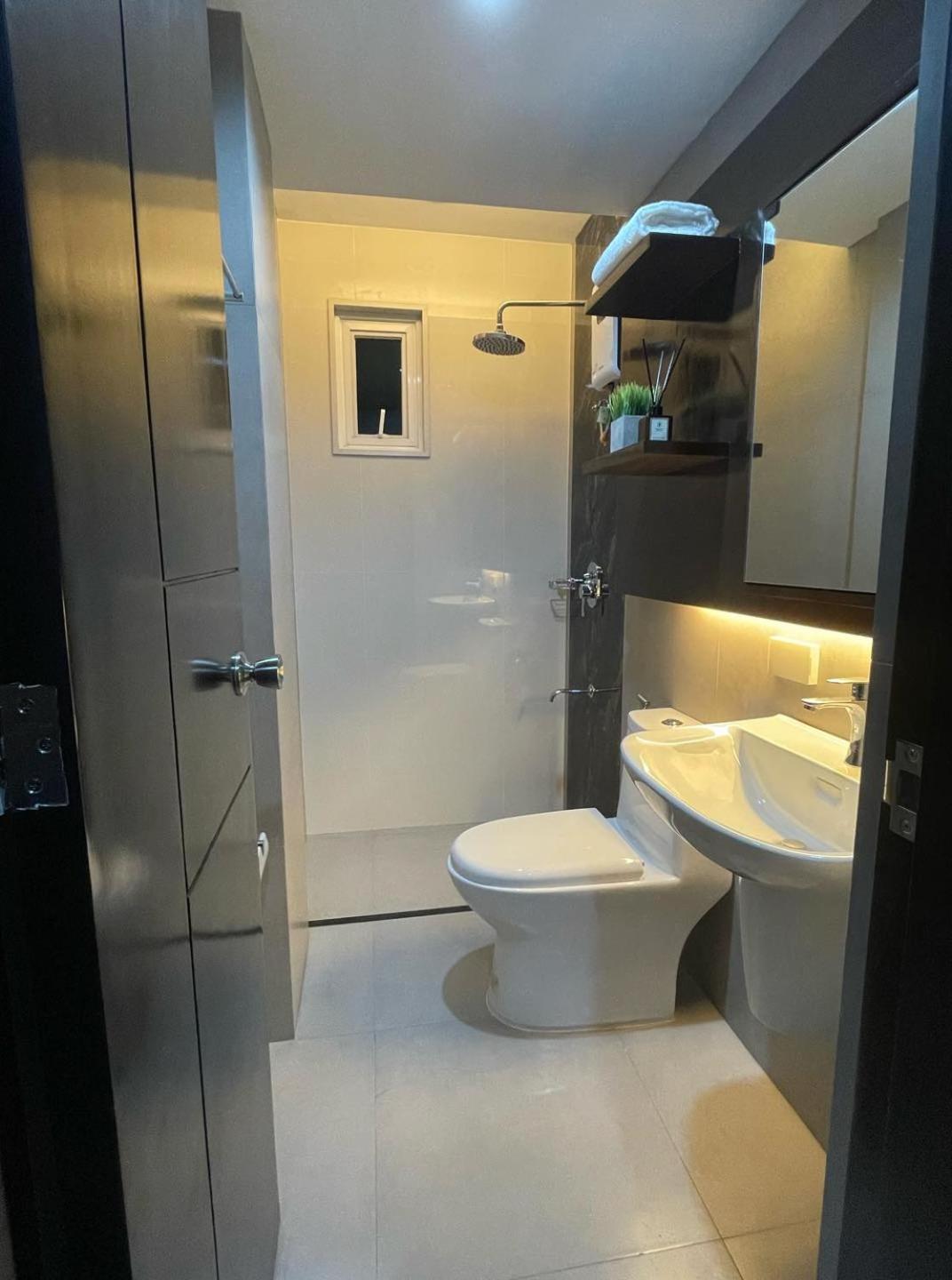 Deluxe Queen Room - Photo 7