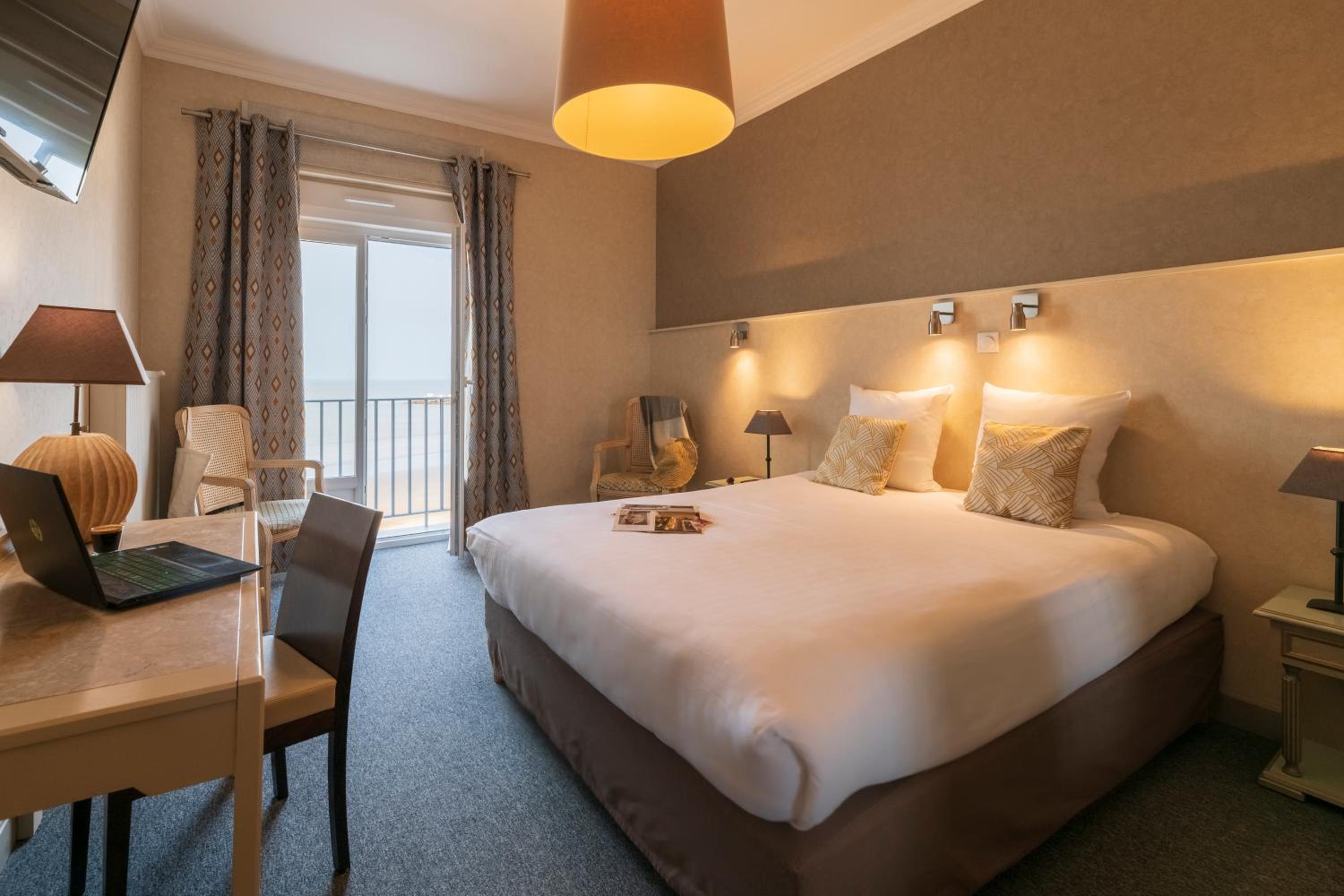 Double or Twin Room with Sea View