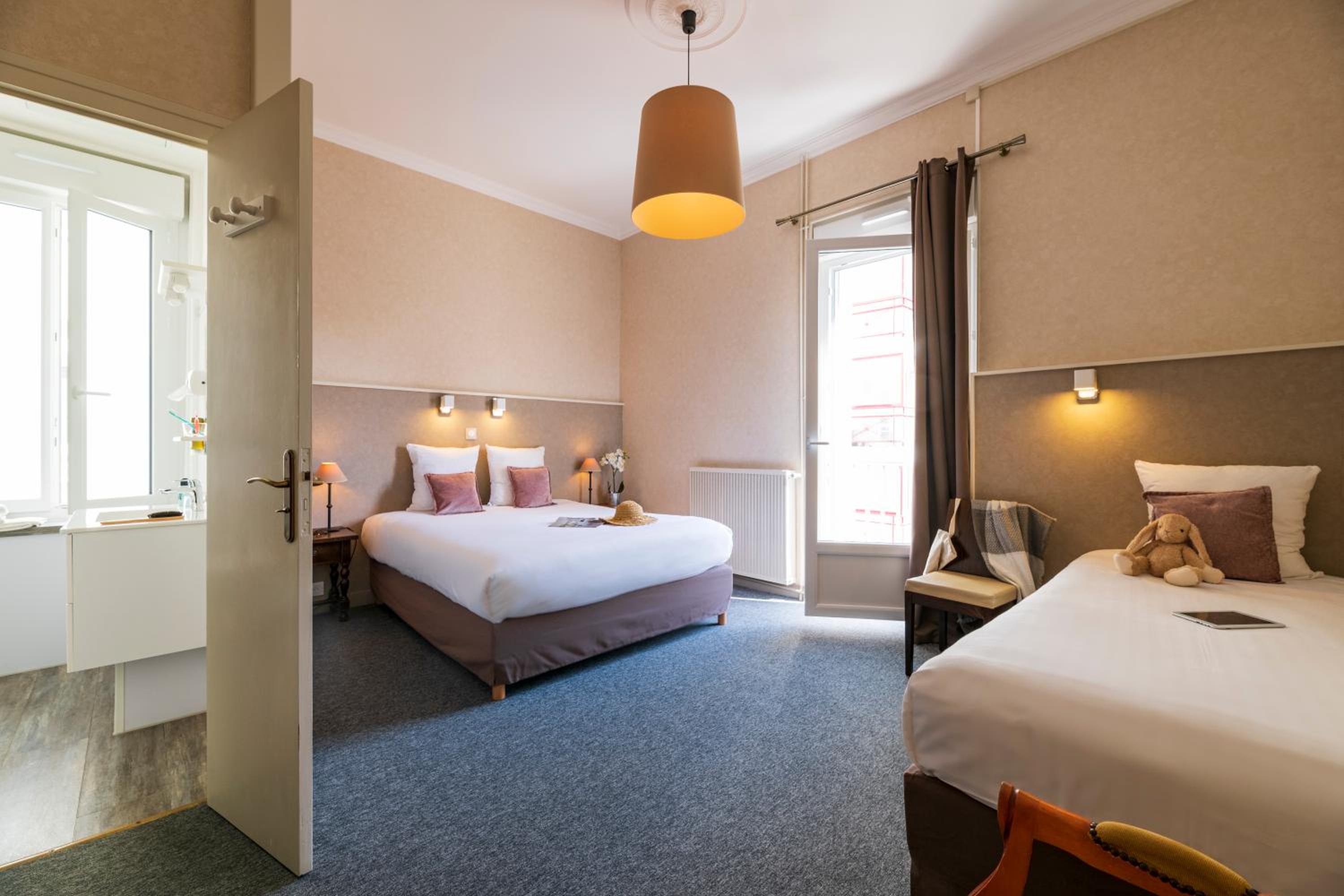 Double or Twin Room with City View photo 3
