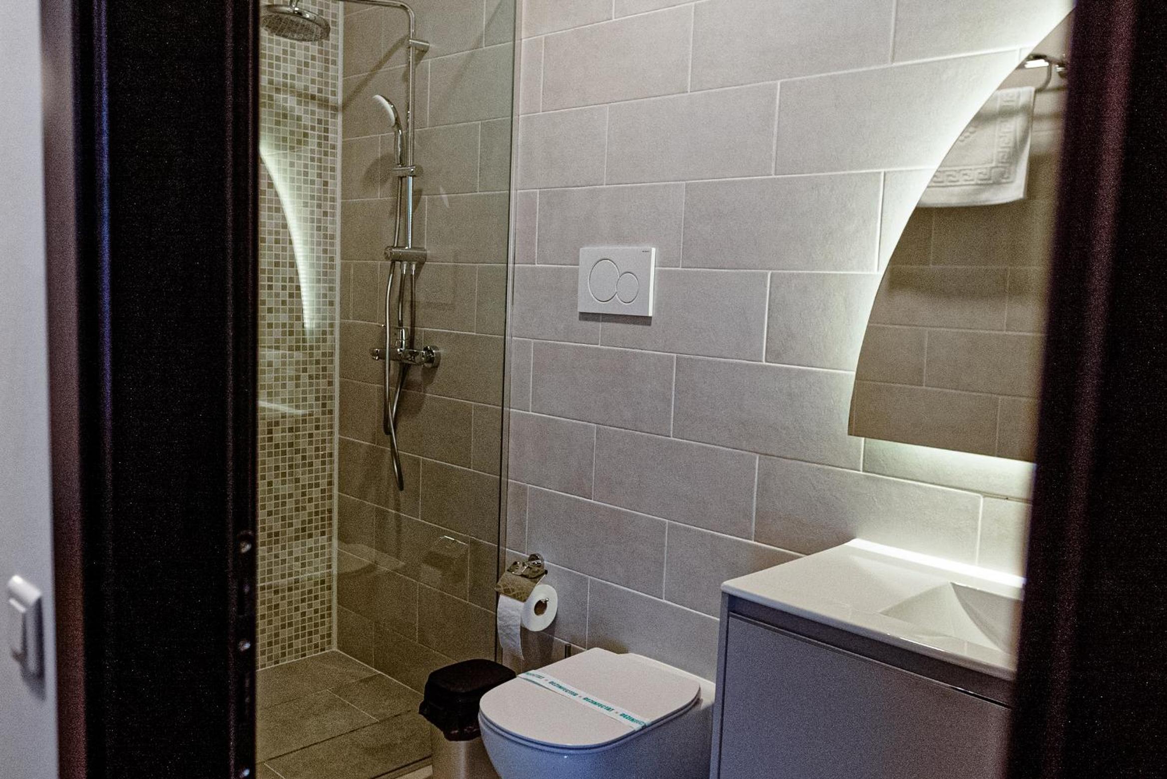 Deluxe King Room - Photo 11