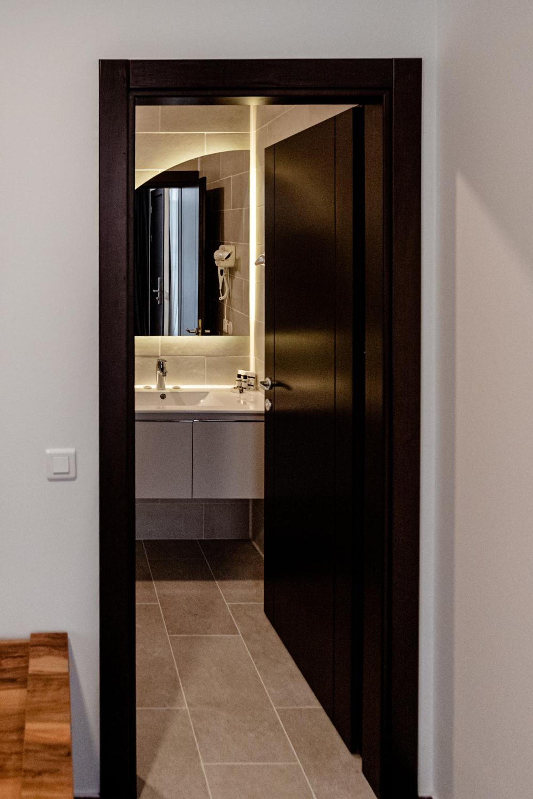 Deluxe King Room - Photo 4