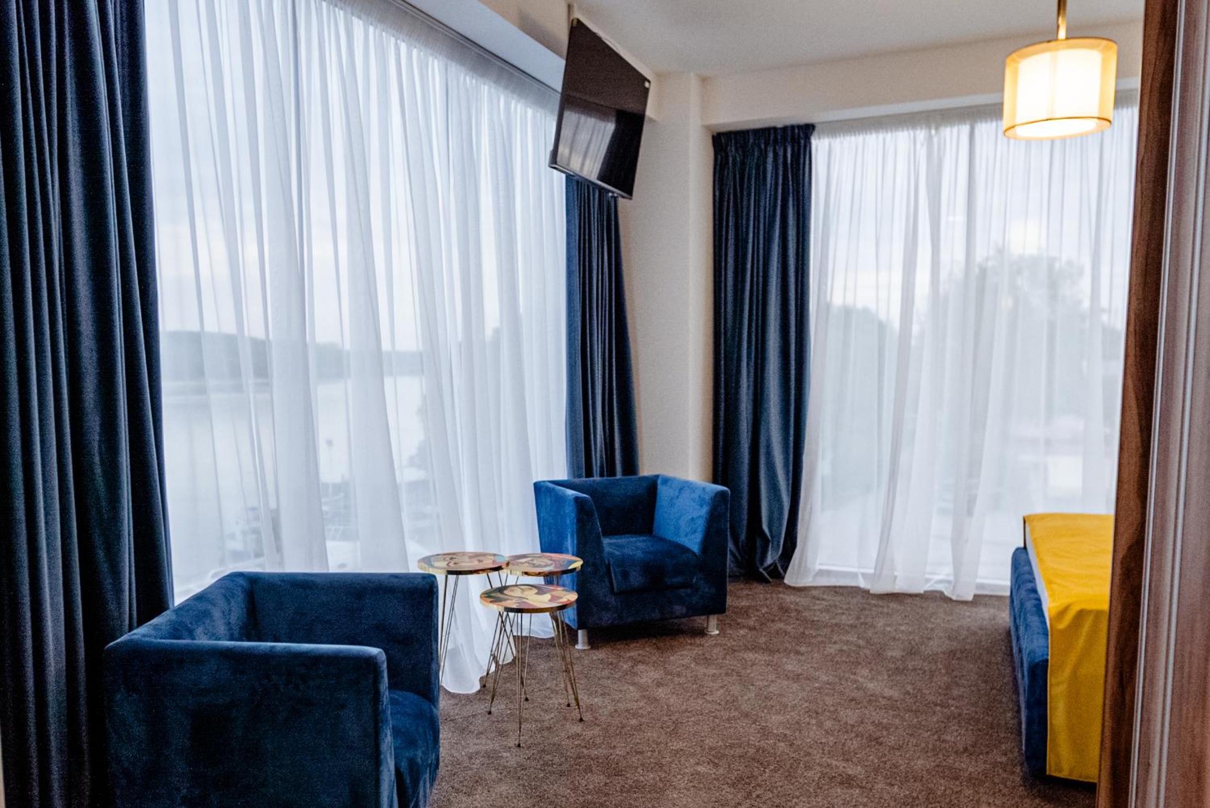 Deluxe King Room - Photo 7