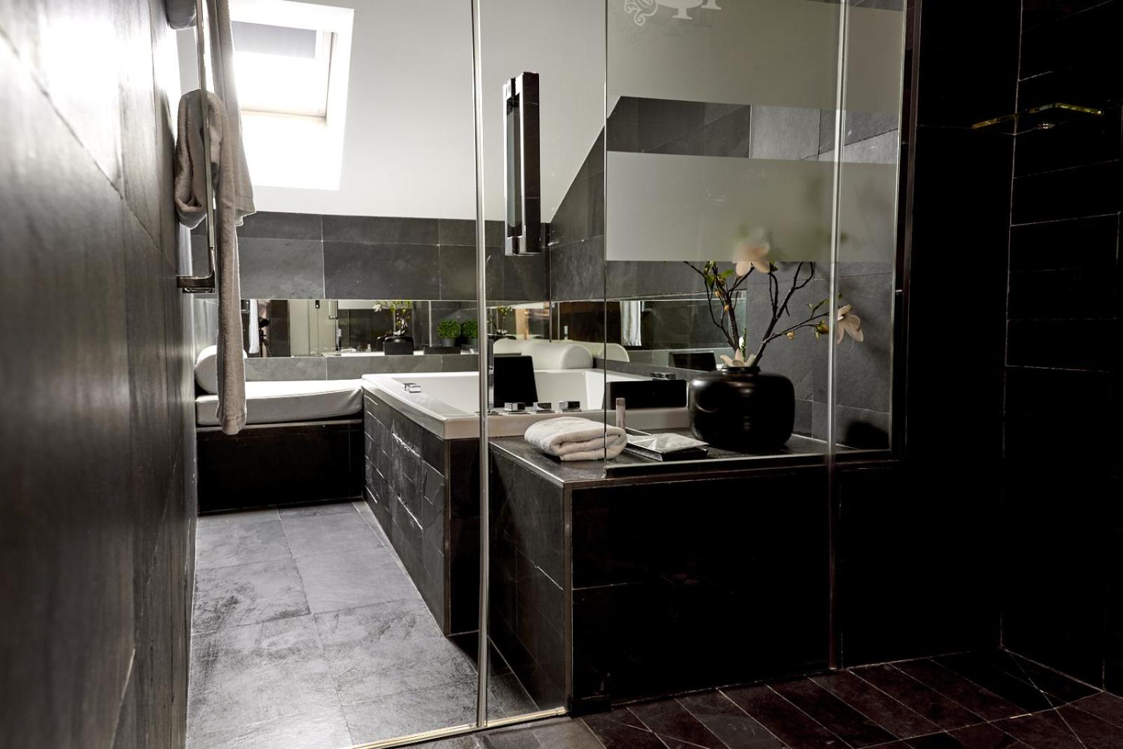 Suite Room - Photo 5