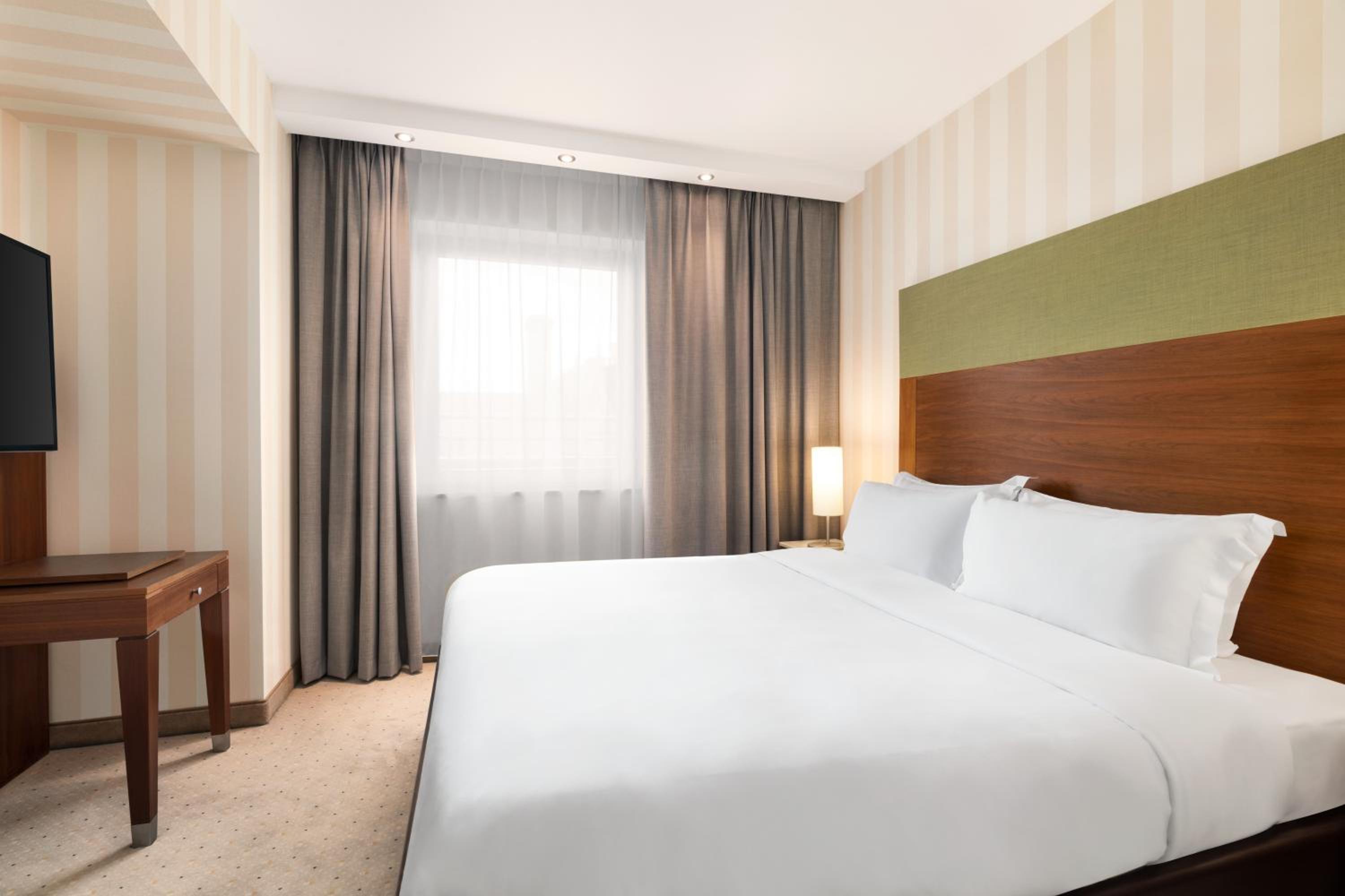 Premium King Room - Photo 4