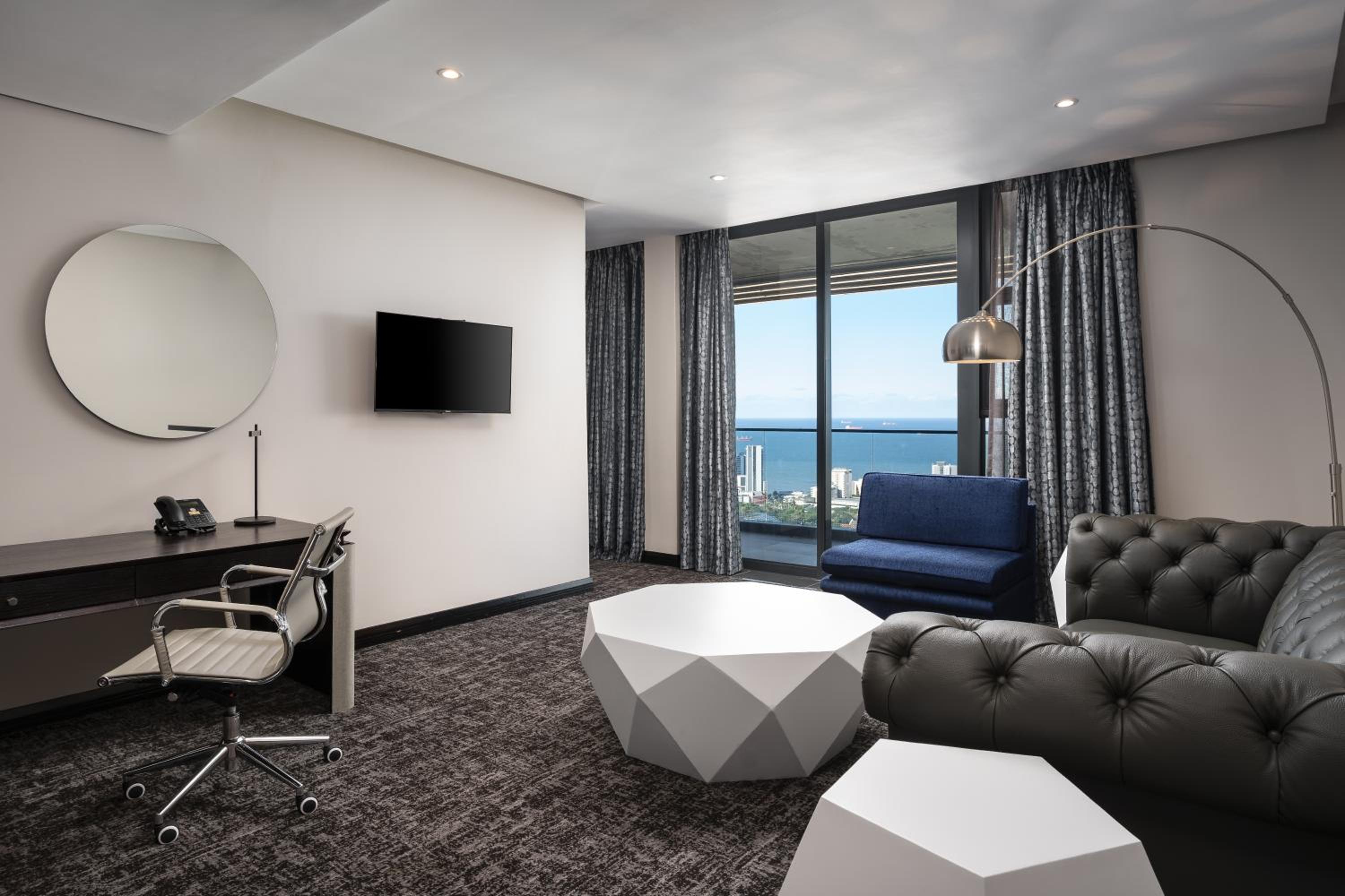 Executive Suite - Photo 4
