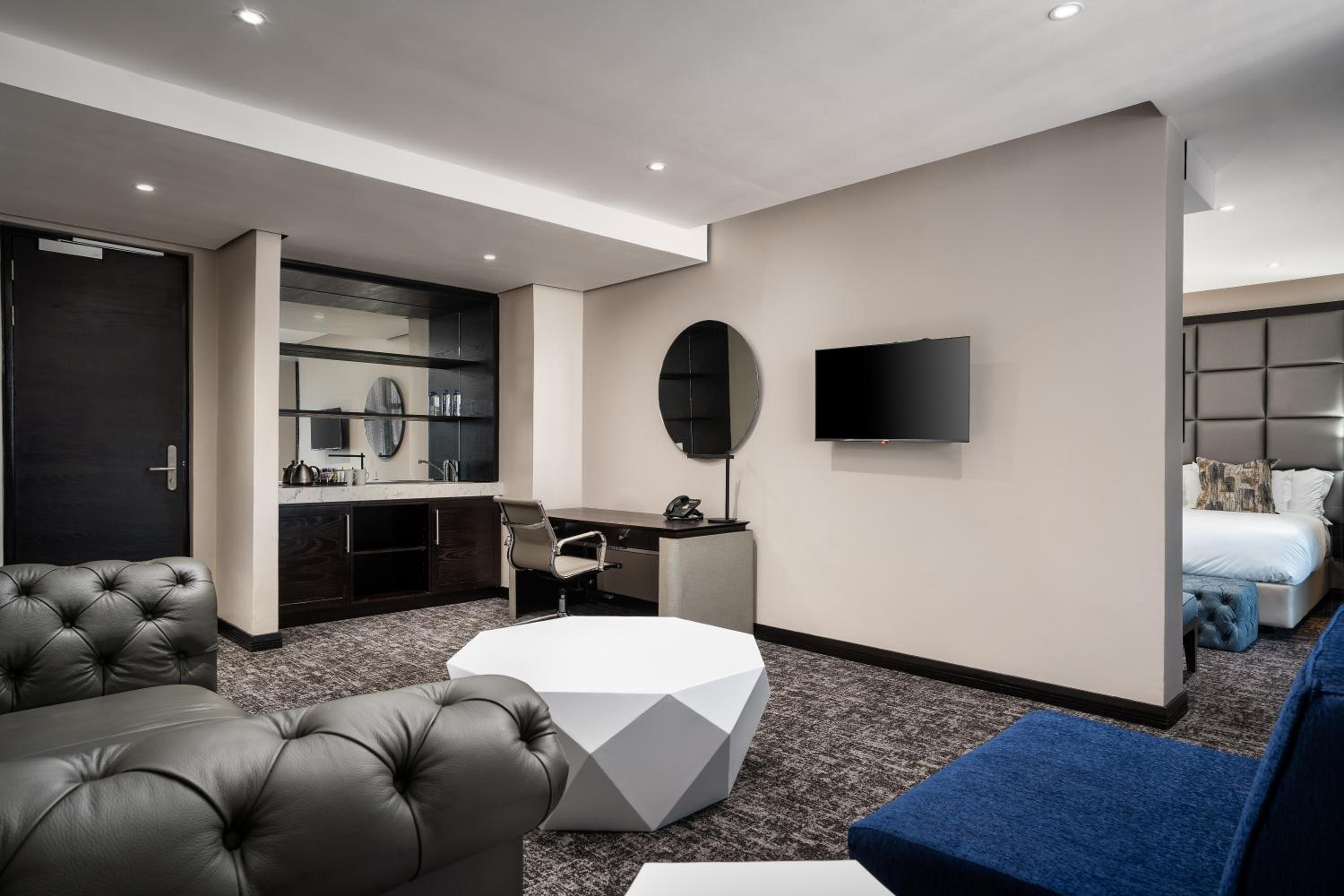 Executive Suite - Photo 3