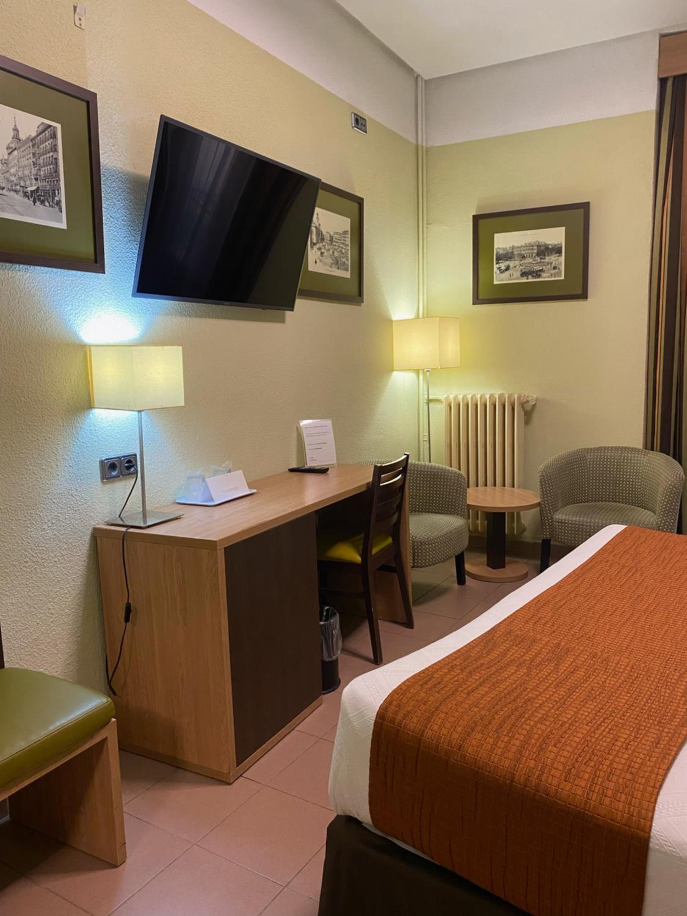 Double or Twin Room with Balcony - Photo 12
