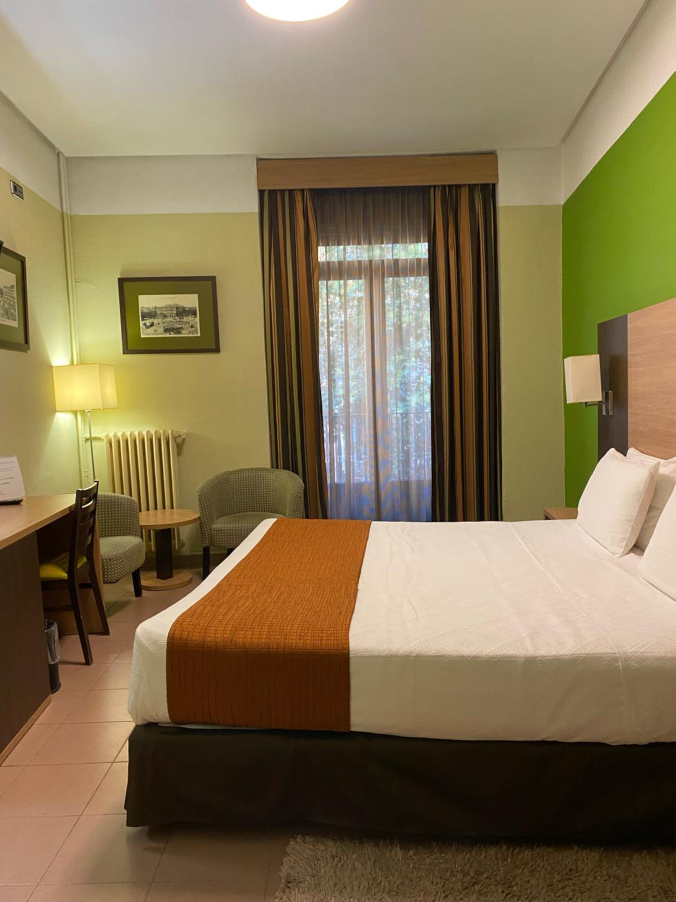Double or Twin Room with Balcony - Photo 22