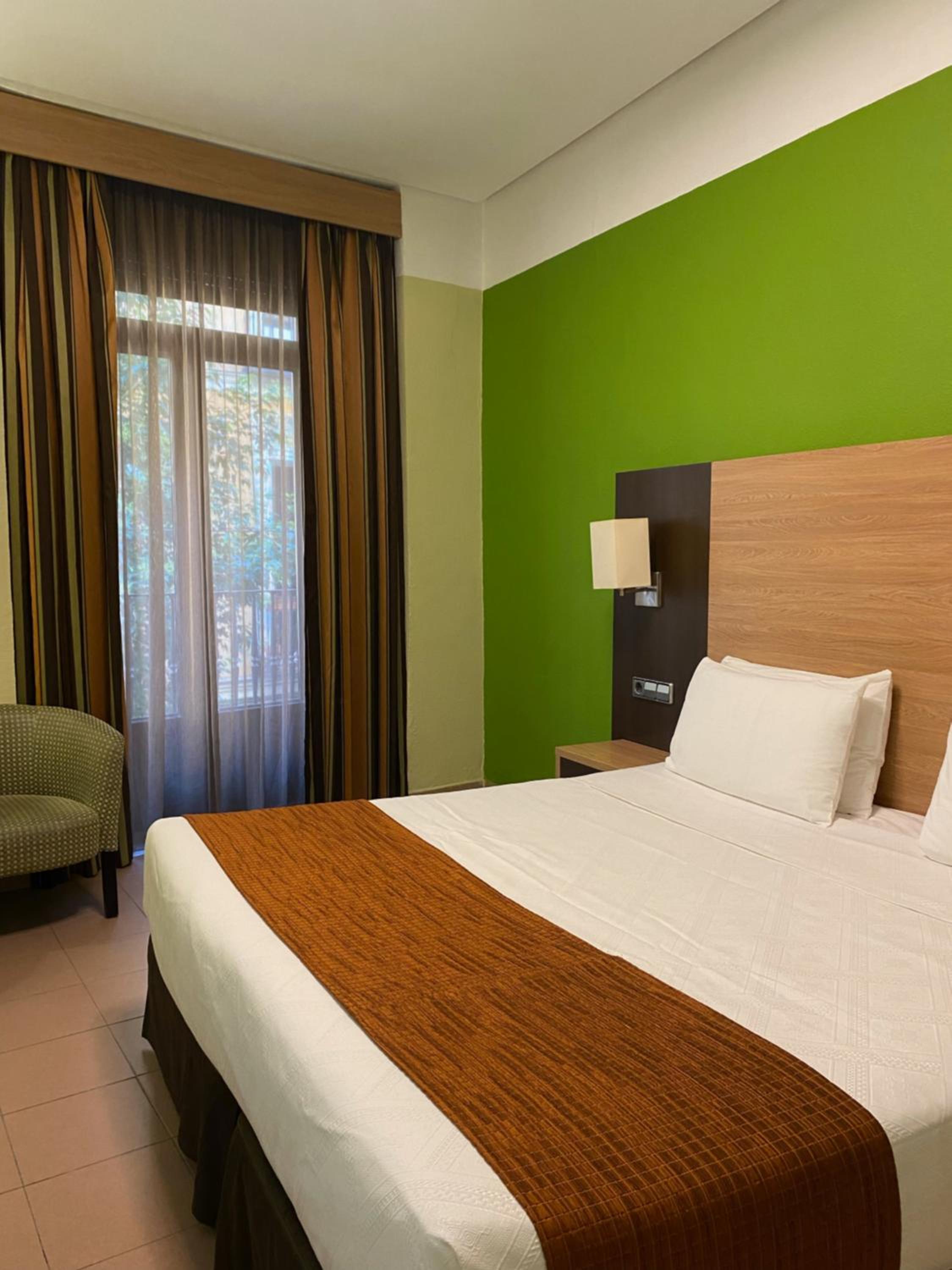 Double or Twin Room with Balcony - Photo 19