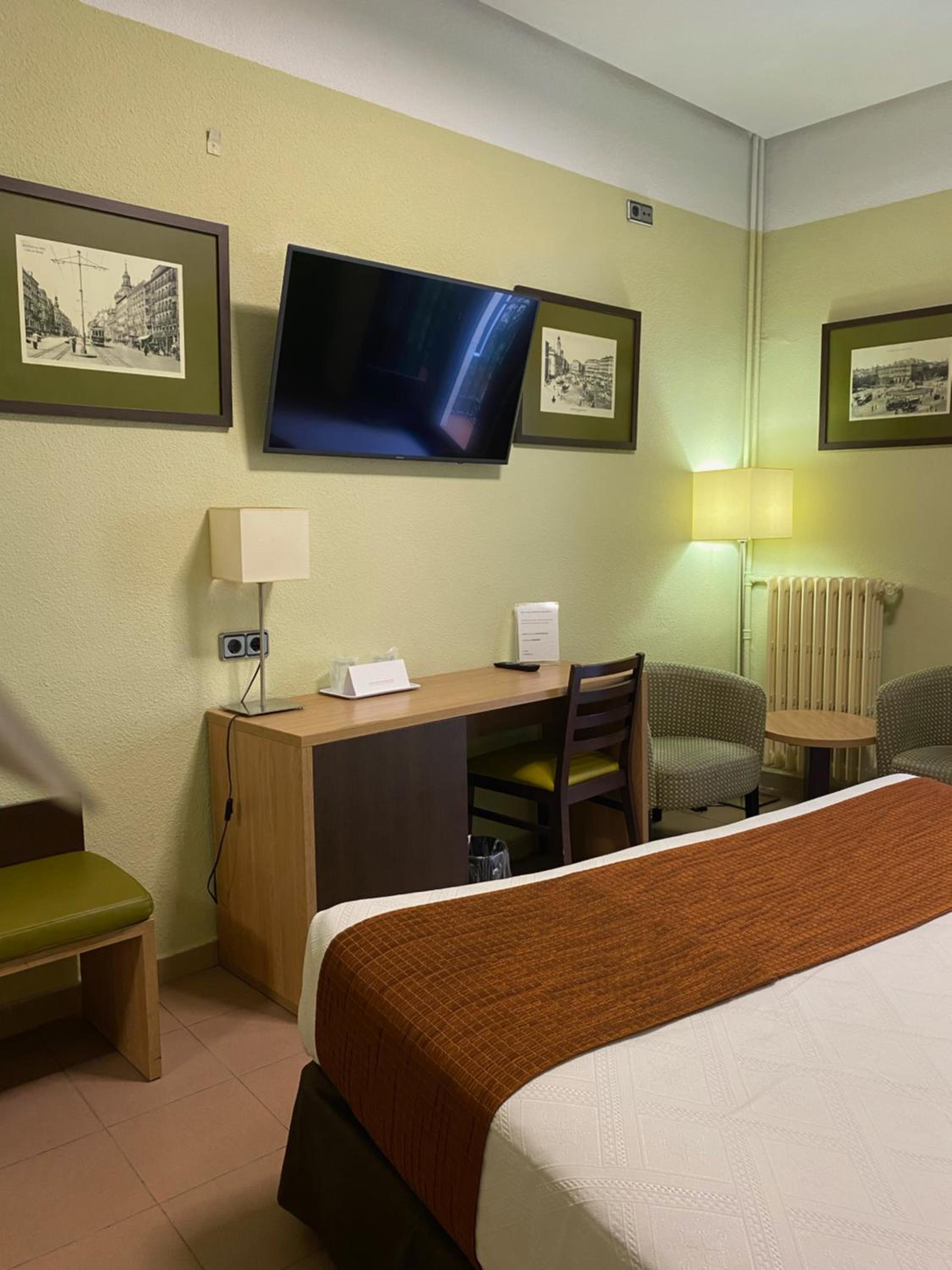 Double or Twin Room with Balcony - Photo 11