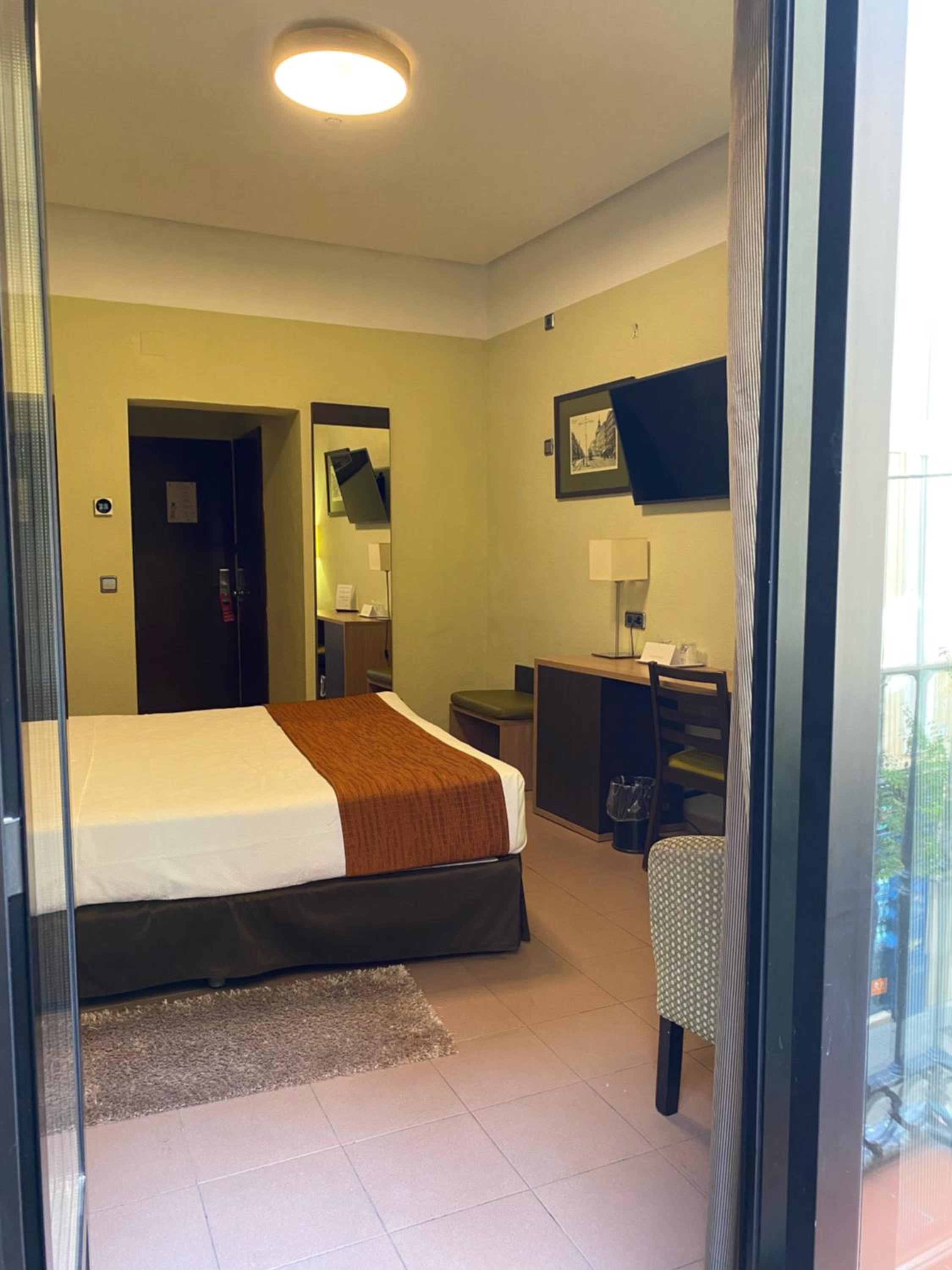 Double or Twin Room with Balcony - Photo 9