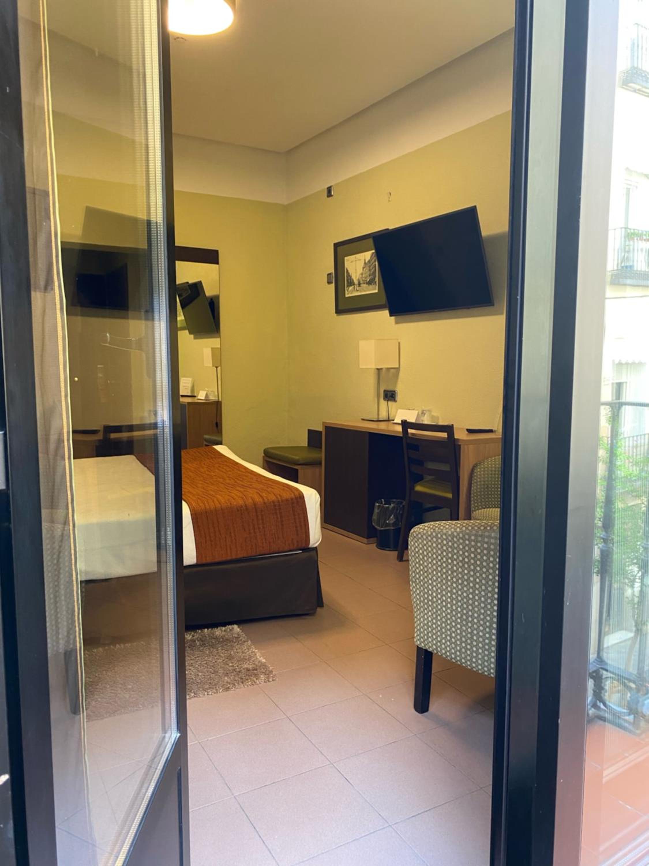 Double or Twin Room with Balcony - Photo 8