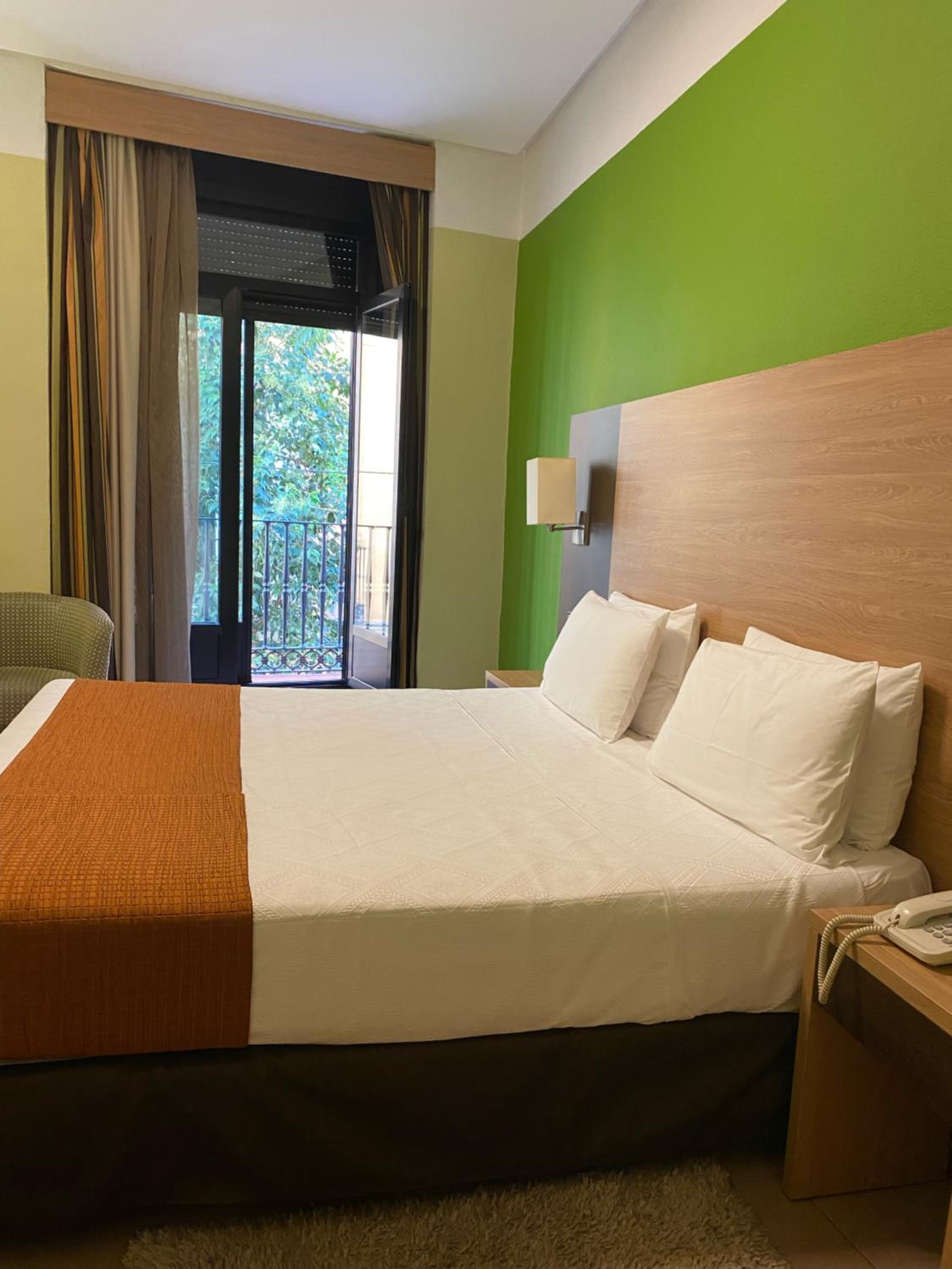 Double or Twin Room with Balcony - Photo 18