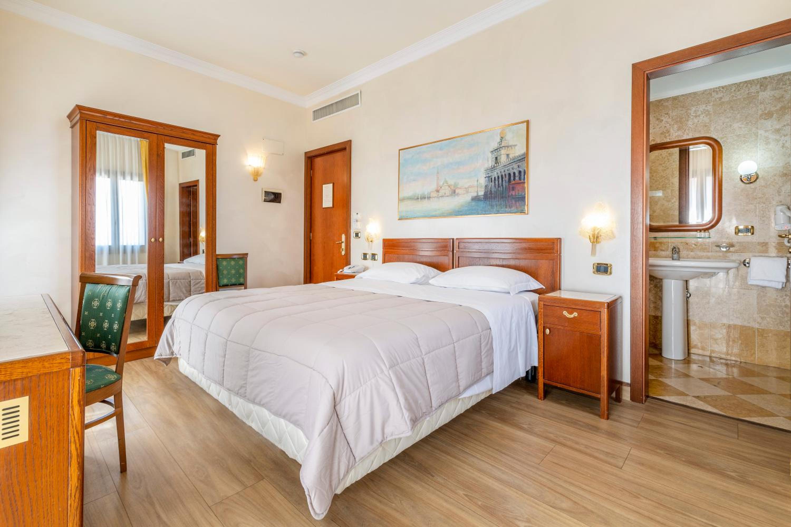 Double or Twin Room - Photo 3