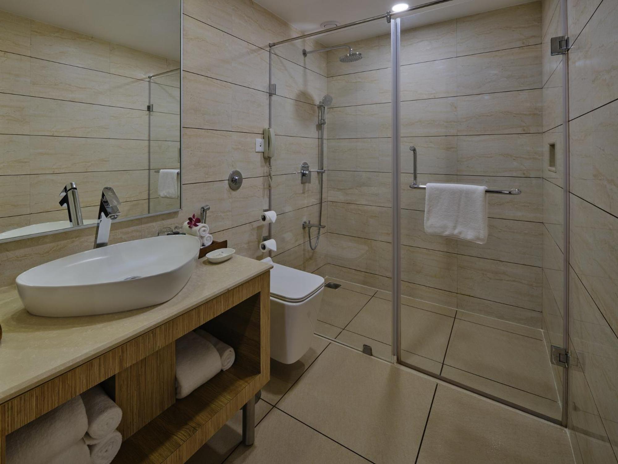 Standard King Room - Smoking - Photo 8