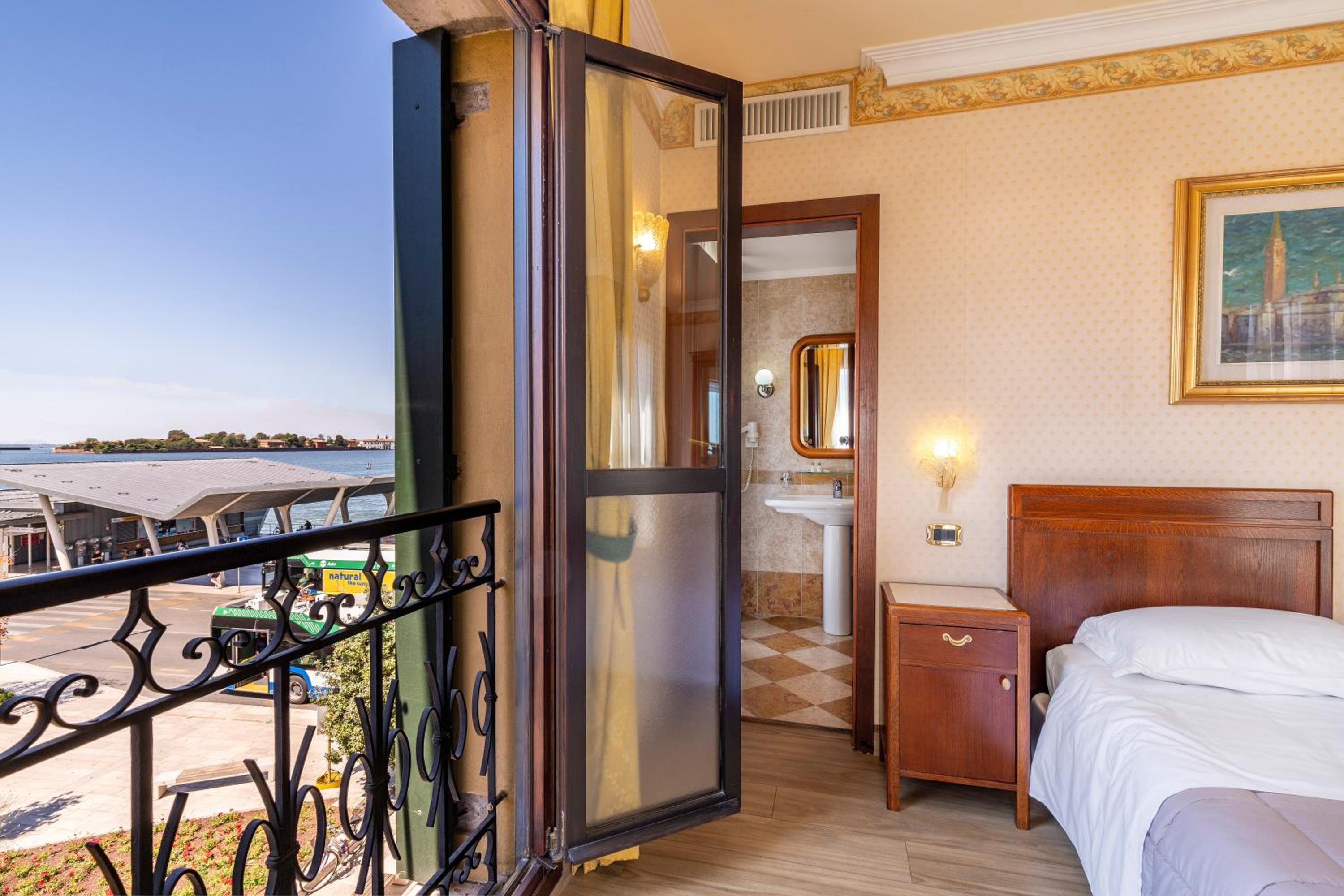 Double Room with Side Lagoon View - Photo 5