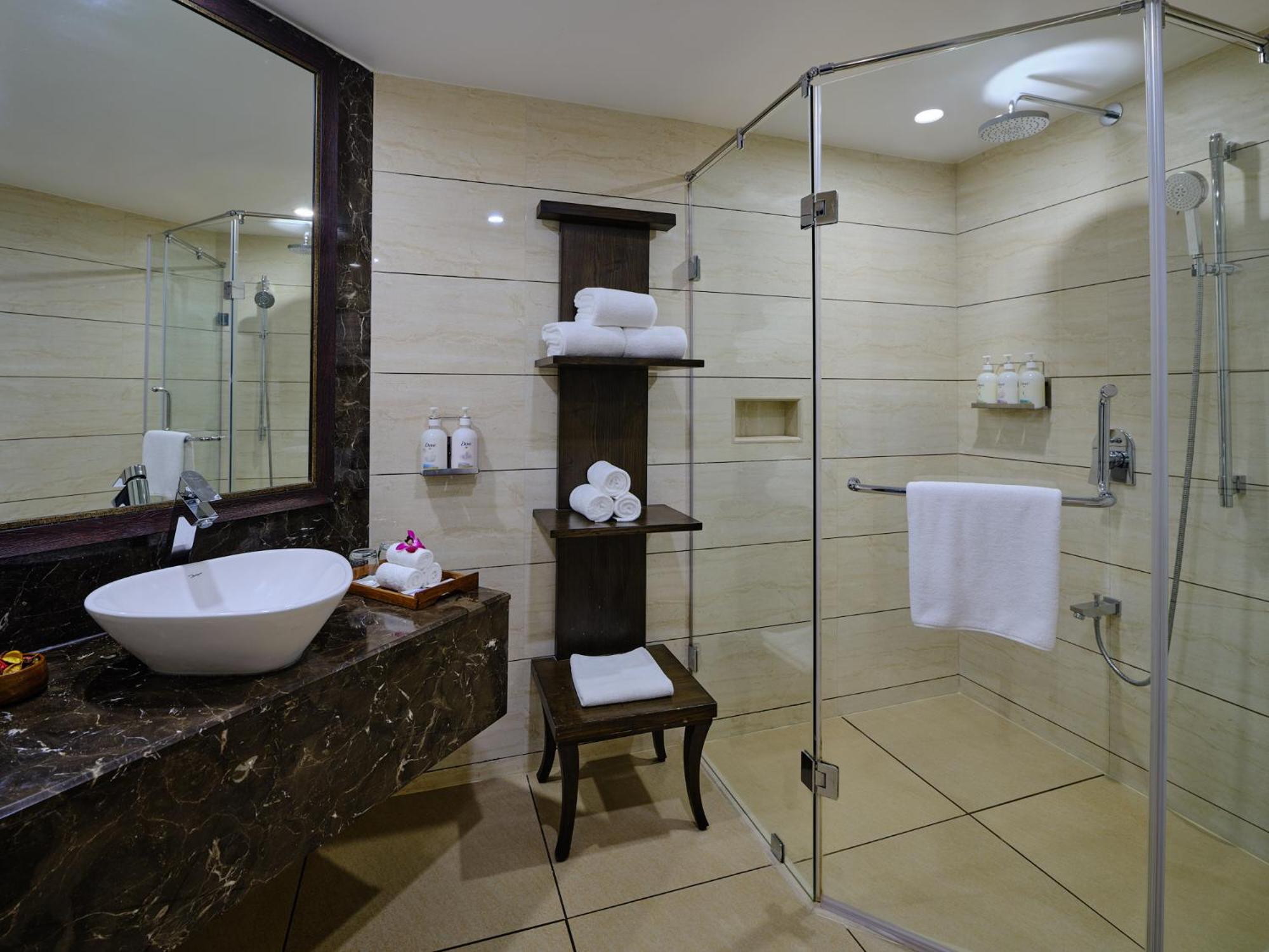 Premium King Room - Photo 10
