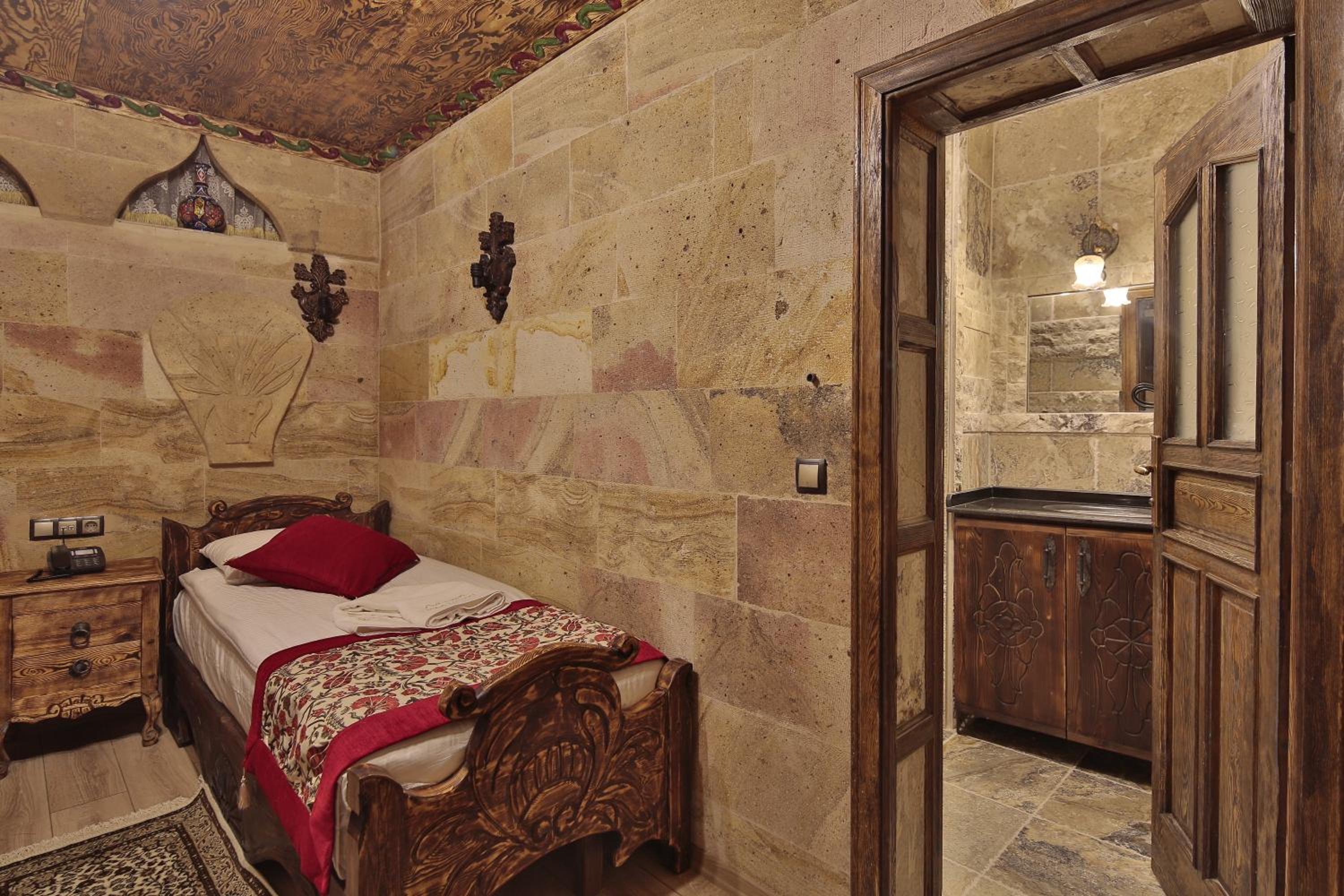 Standard Twin or Double Room - Photo 9