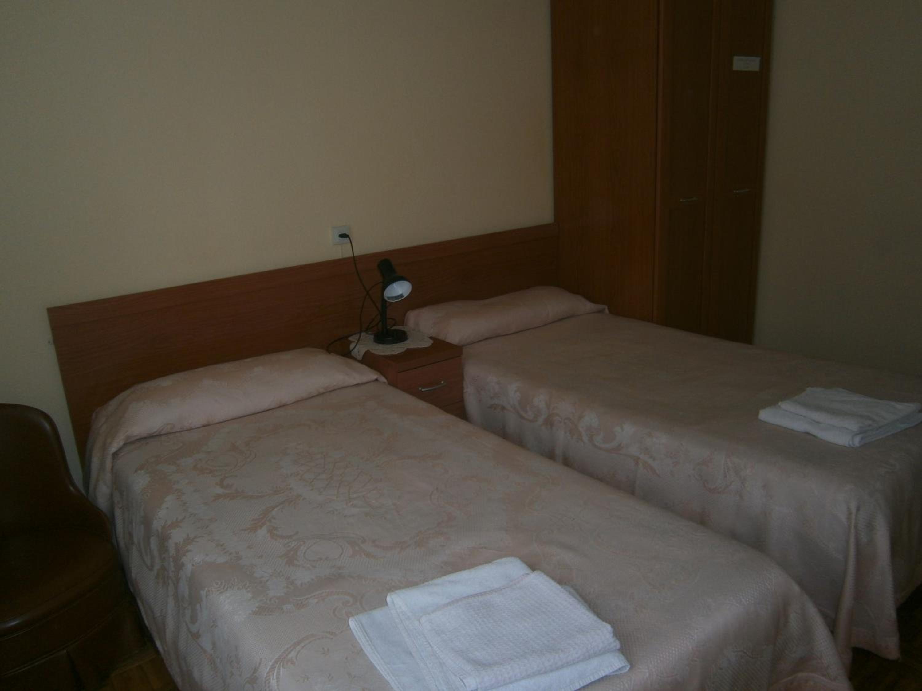 Twin Room with Private Bathroom photo 2