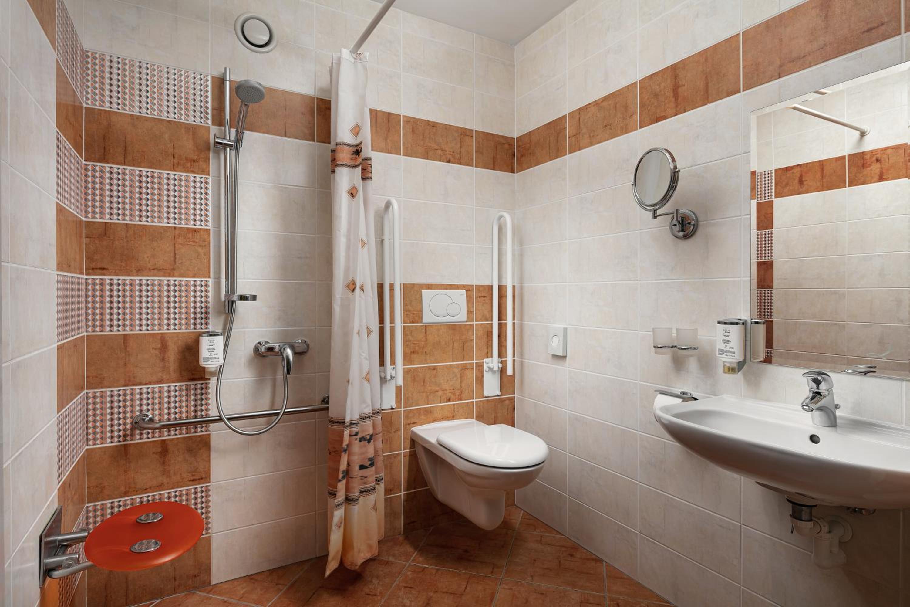 Twin Room - Disability Access - Photo 2