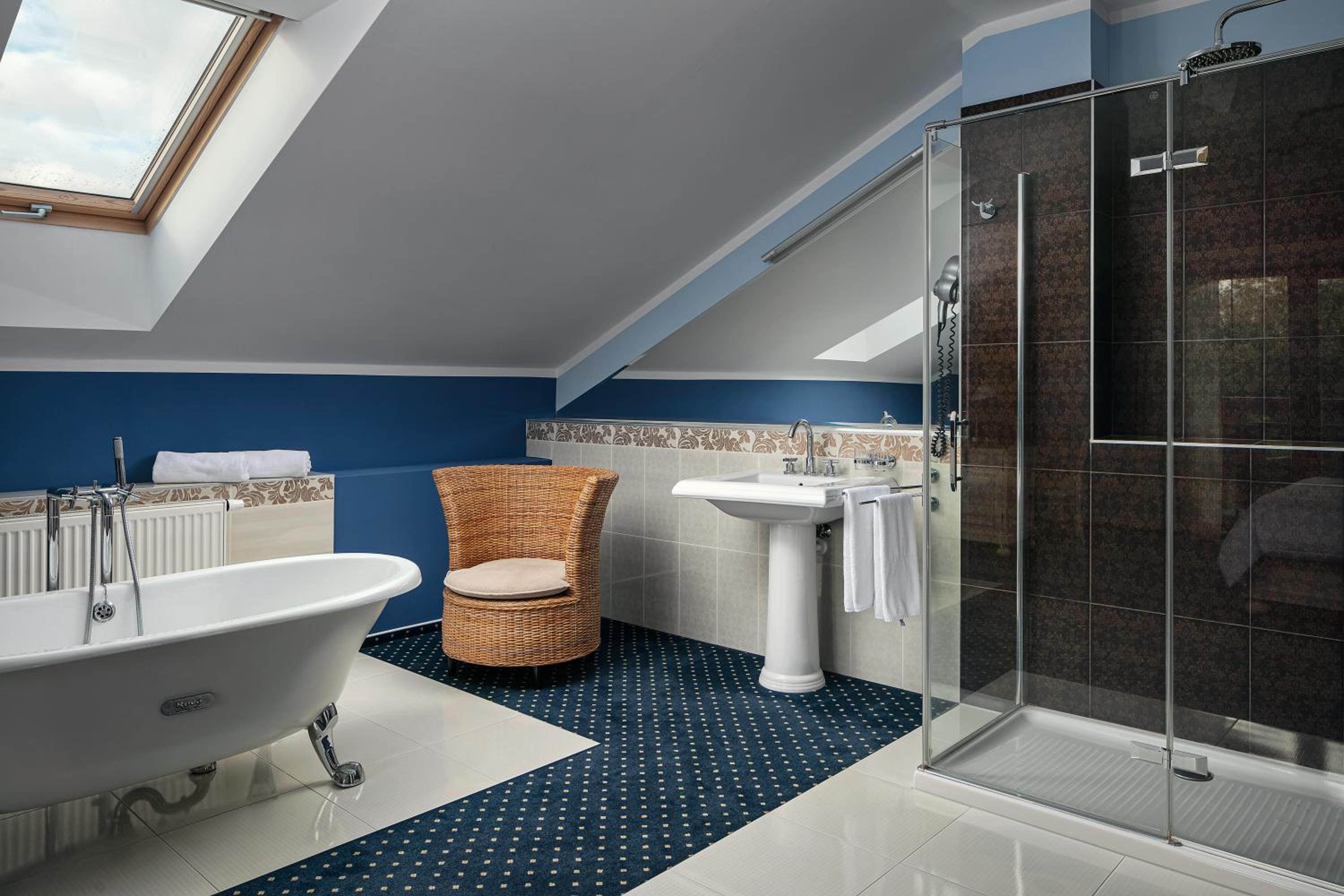 Deluxe Double Room with Bath - Photo 2