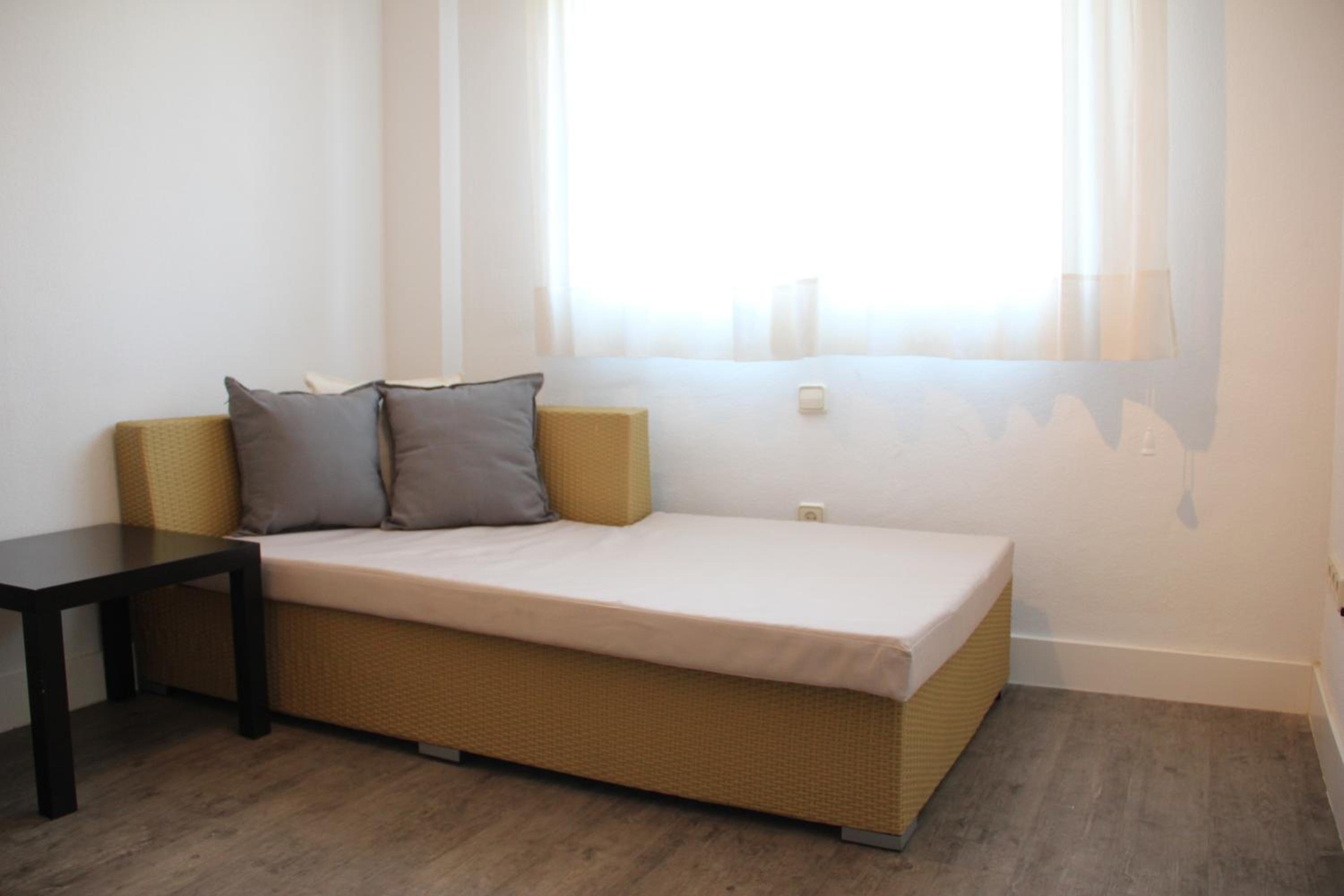 Apartamento de una habitación con camas individuales y balcón