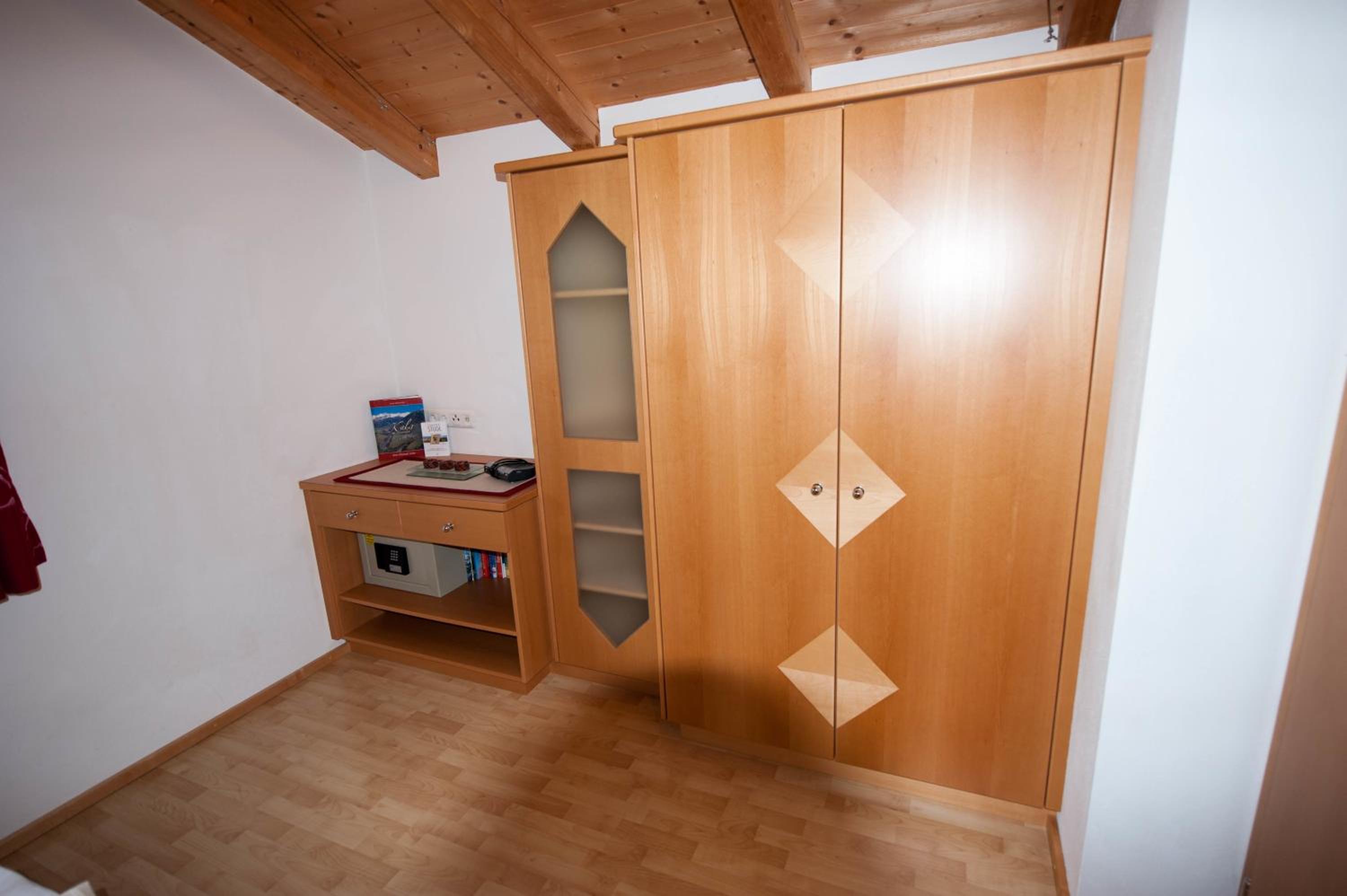 Two-Bedroom Apartment with Balcony photo 2