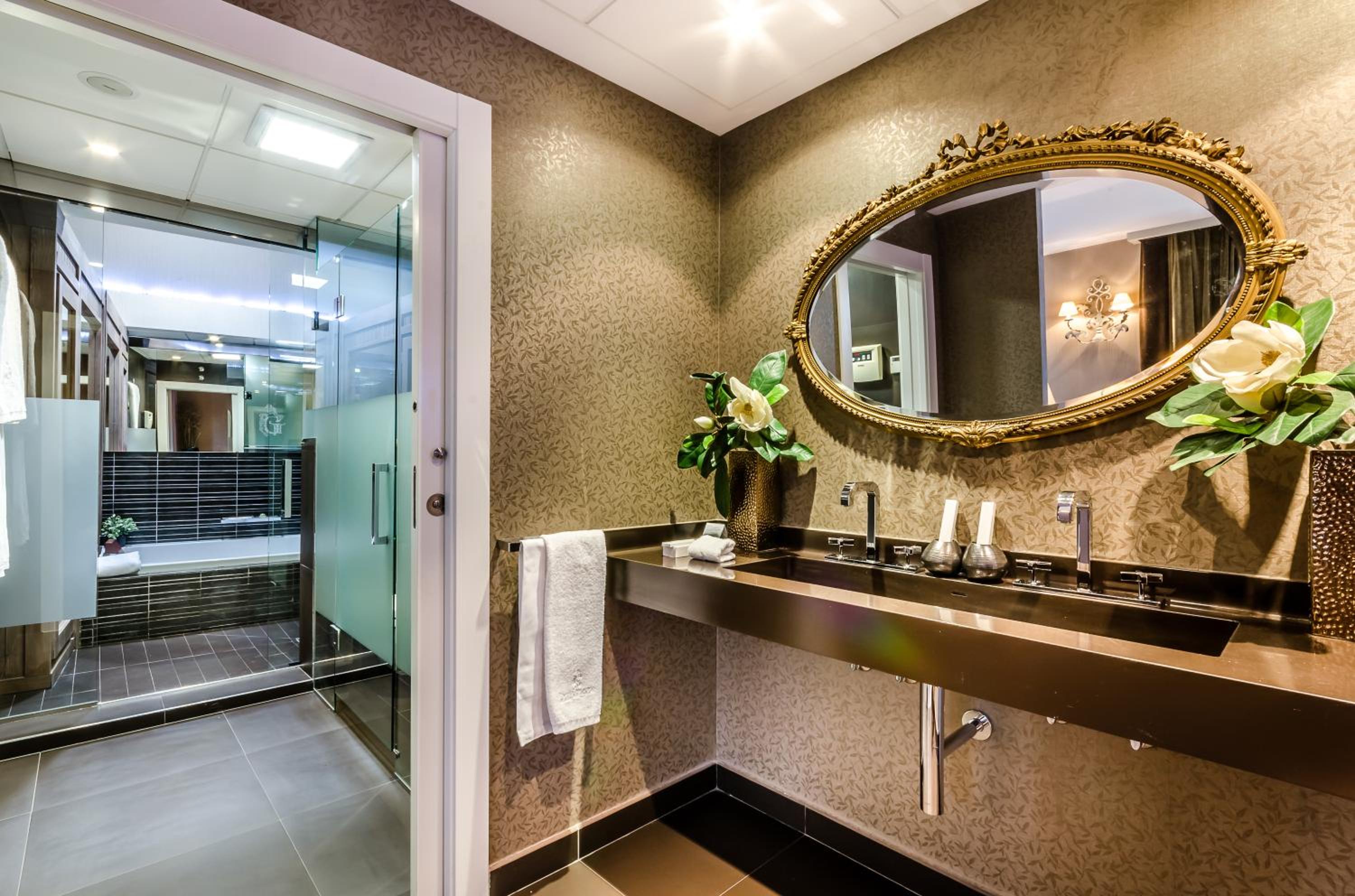 Suite Room - Photo 11