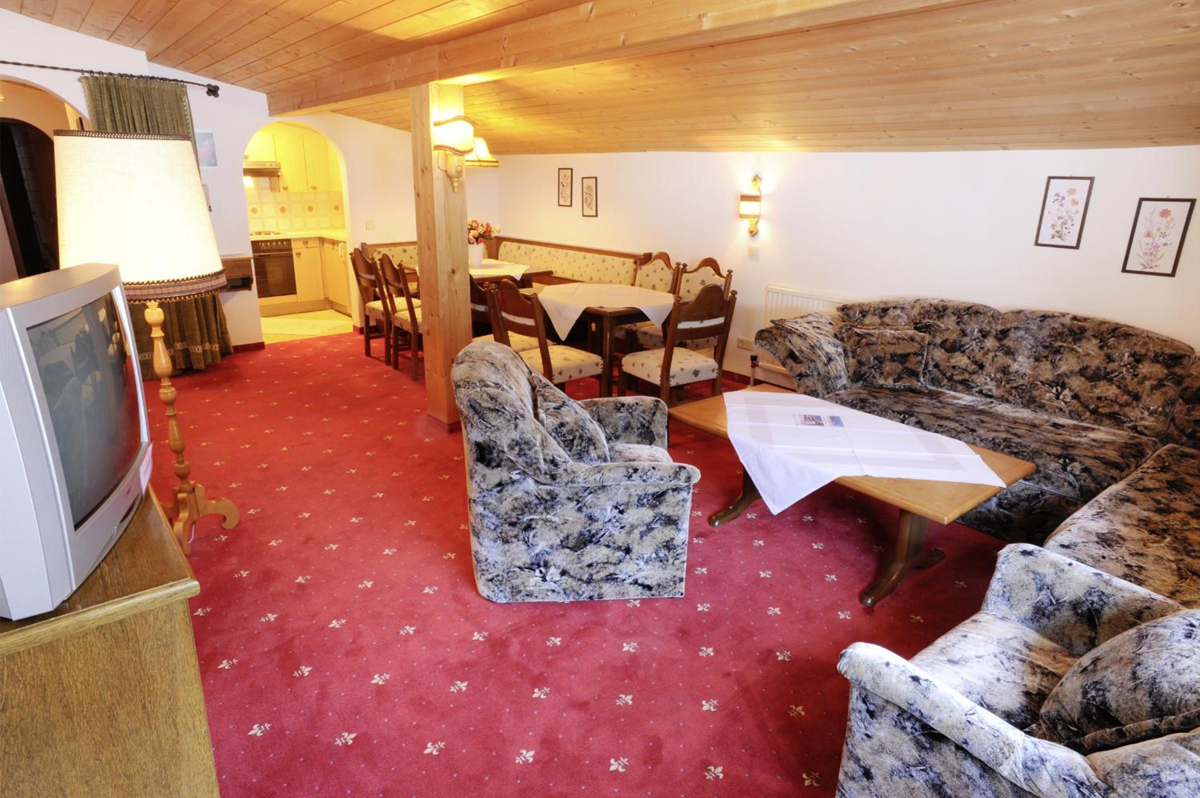 Four-Bedroom Apartment with Balcony  photo 1