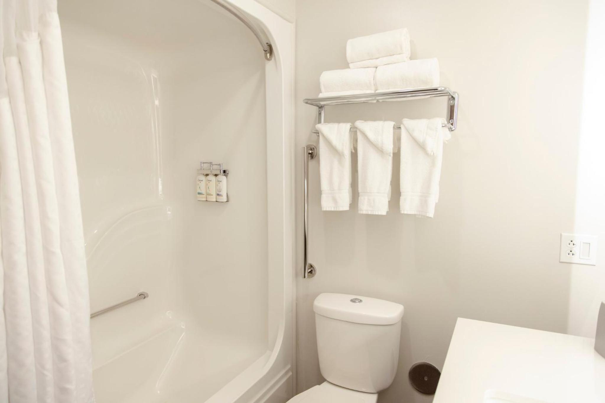 Standard Queen Room with Two Queen Beds - Photo 2