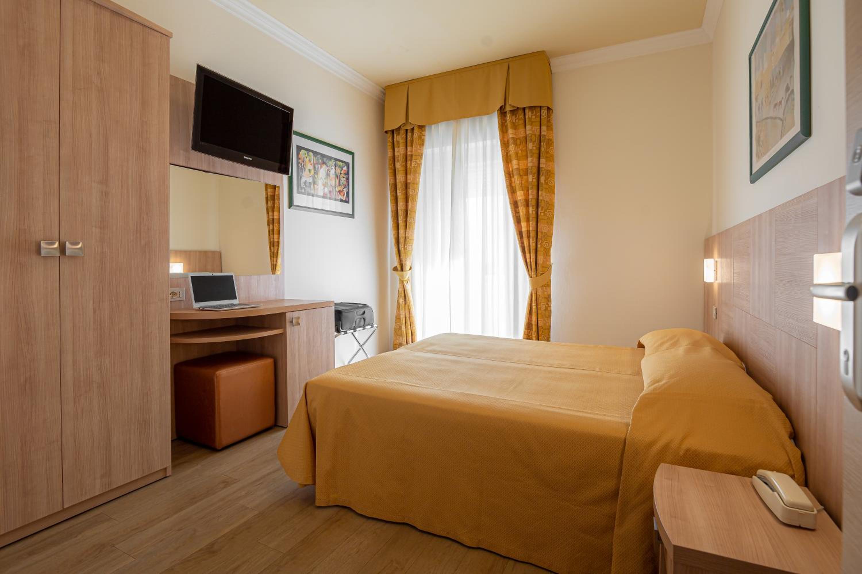 Double or Twin Room with Sea View - Photo 1