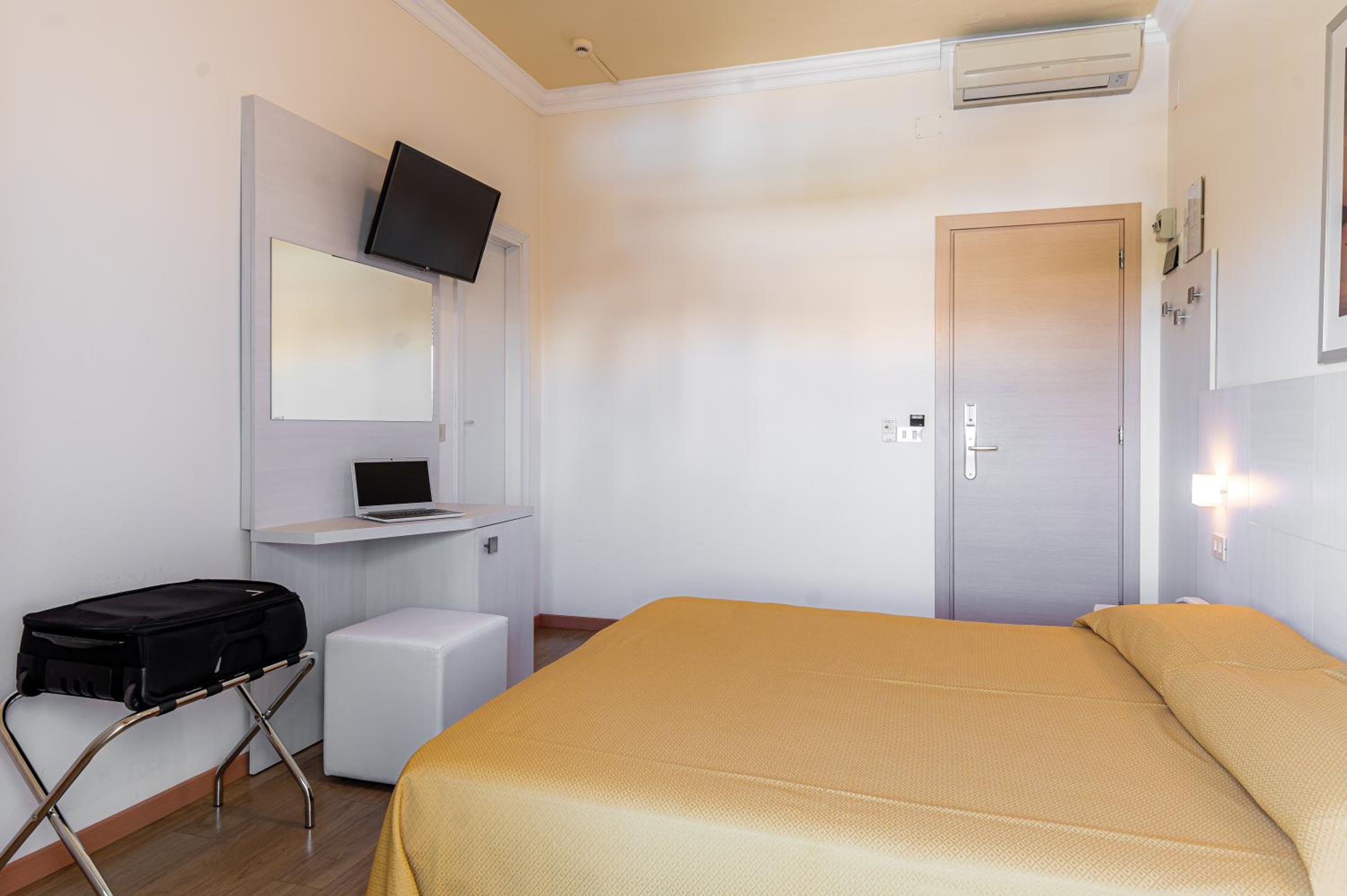 Double or Twin Room with Pool View - Photo 9