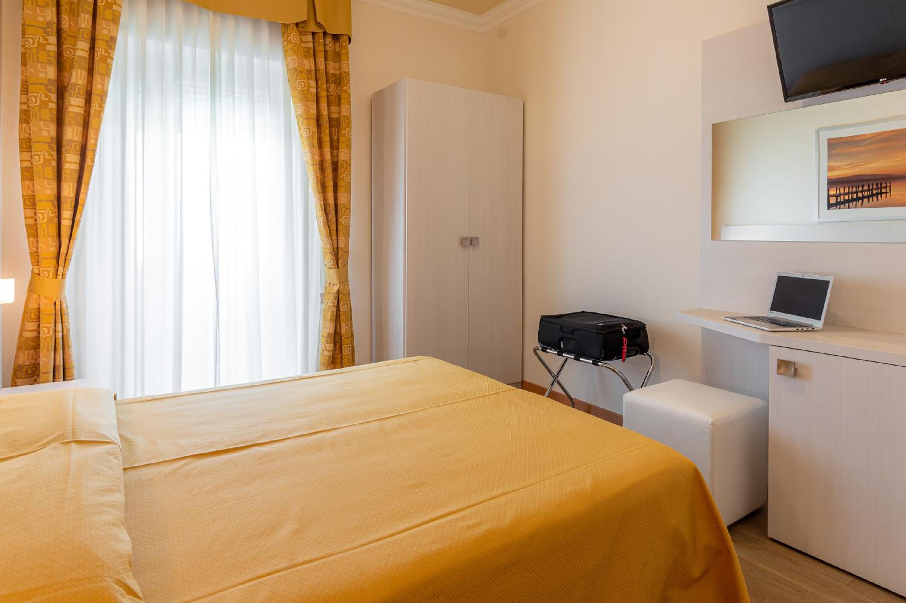 Double or Twin Room with Pool View - Photo 8