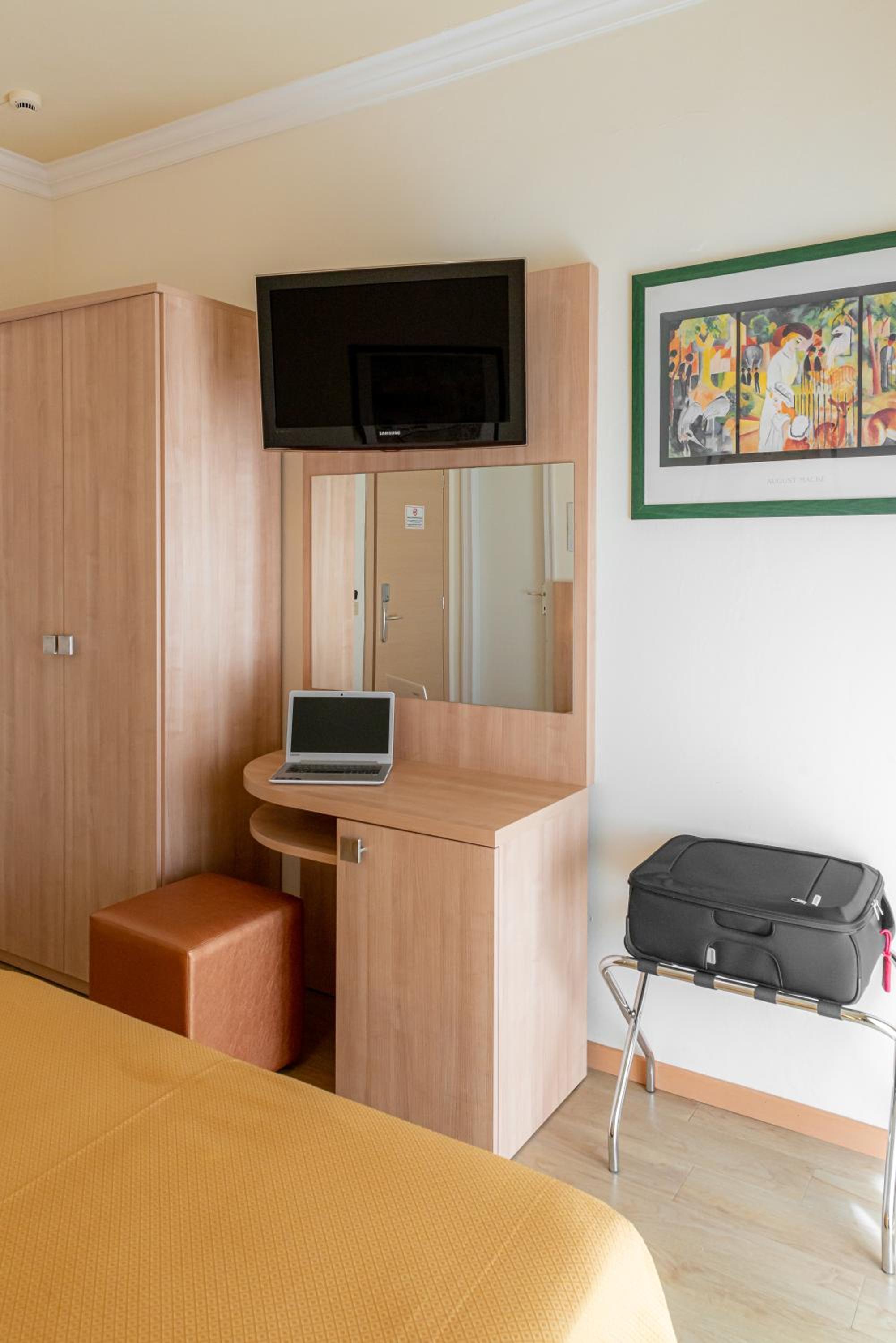Double or Twin Room with Sea View - Photo 5