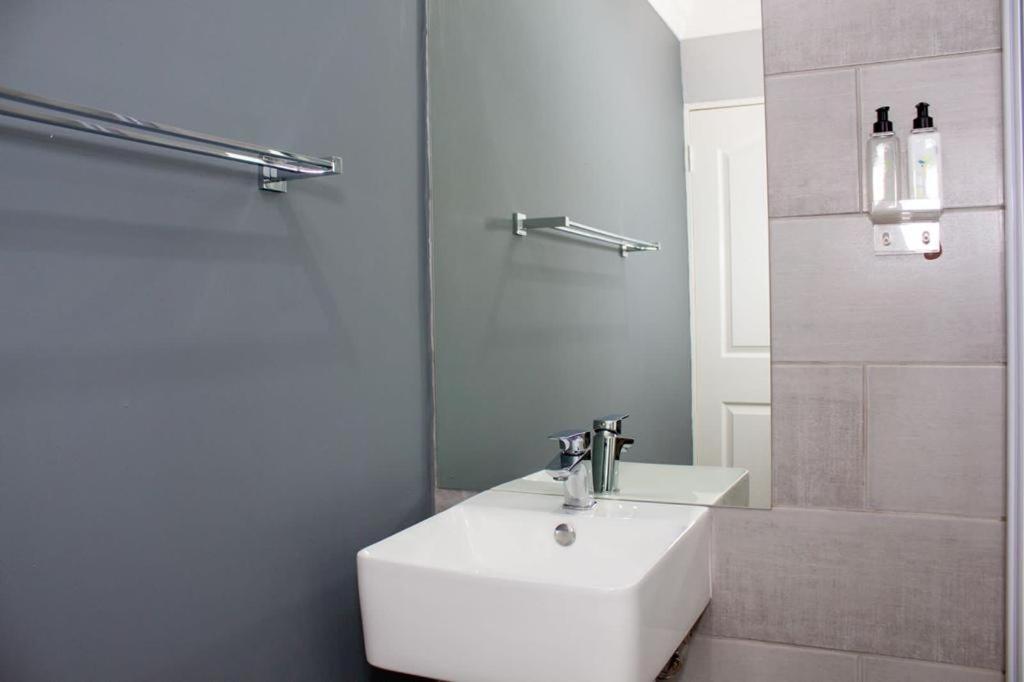 Double or Twin Room with Private Bathroom photo 3