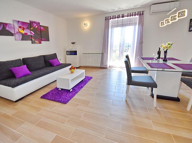 One-Bedroom Apartment with Balcony and Sea View photo 2