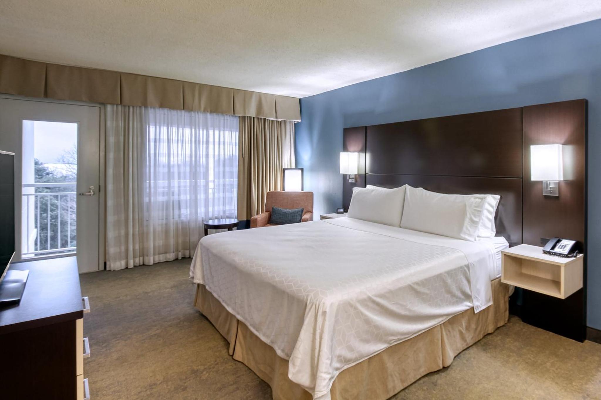 One-Bedroom King Suite with Balcony - Photo 3