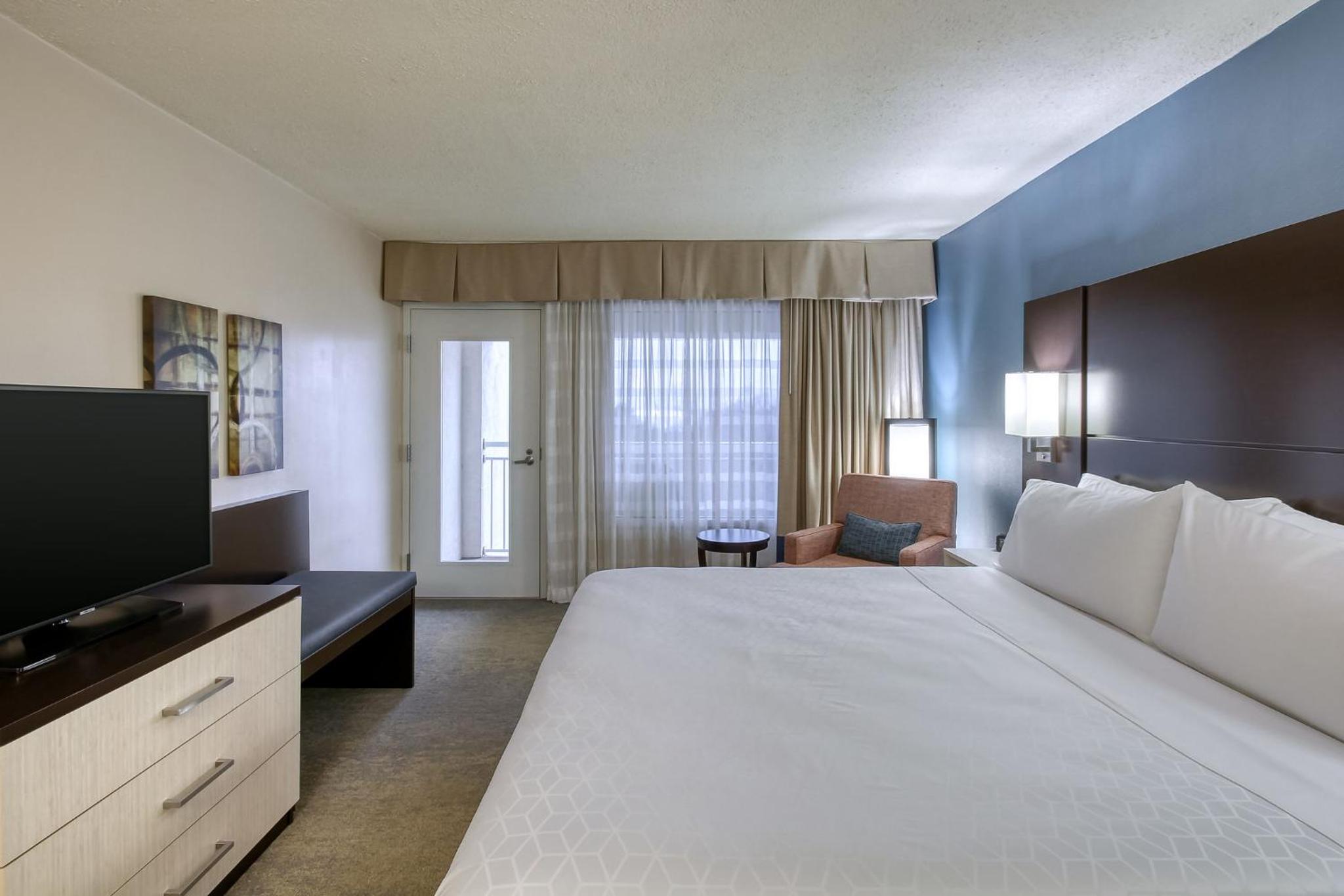 One-Bedroom King Suite with Sofa Bed - Photo 2