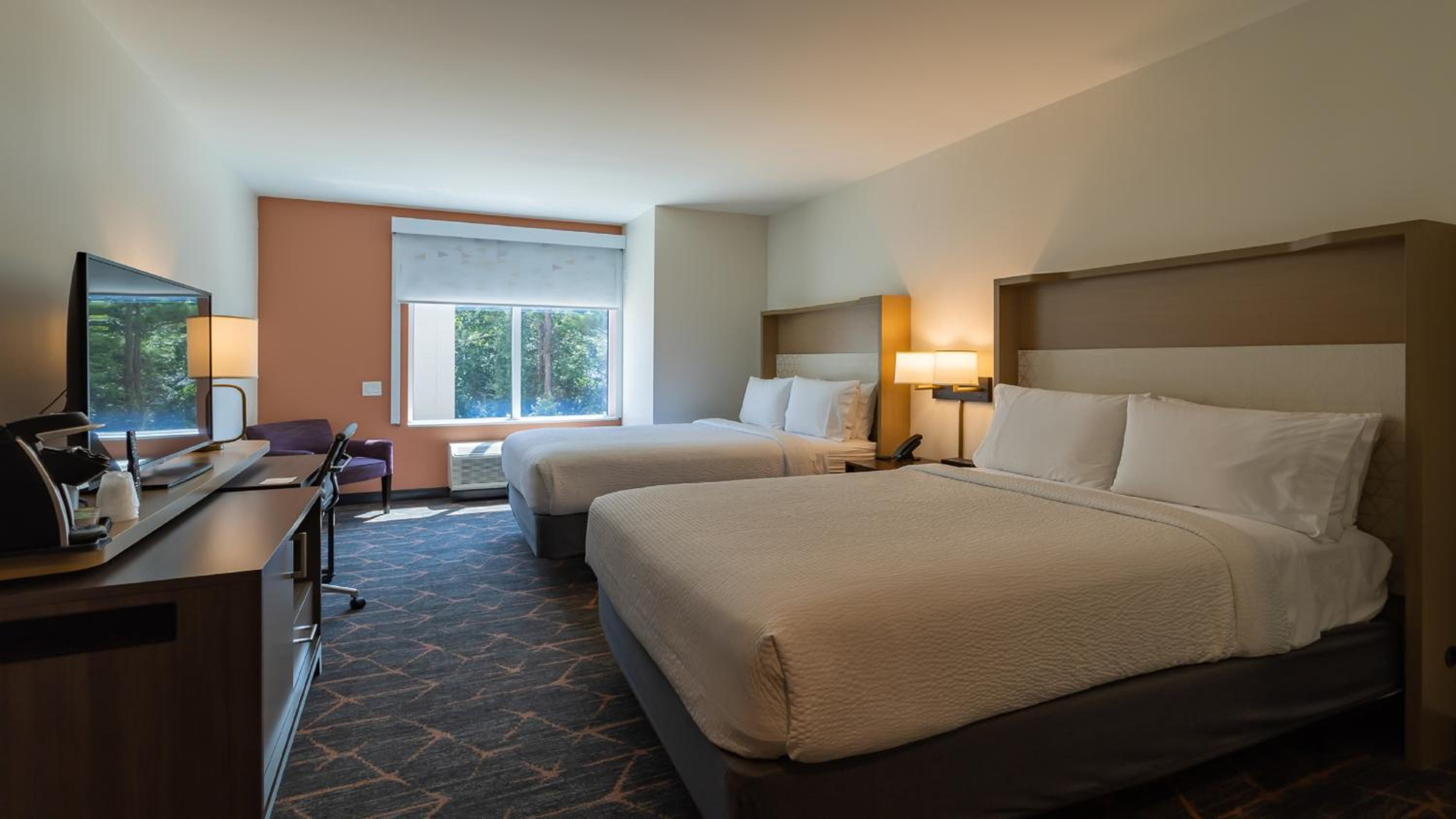 Standard Queen Room with Two Queen Beds - Photo 4